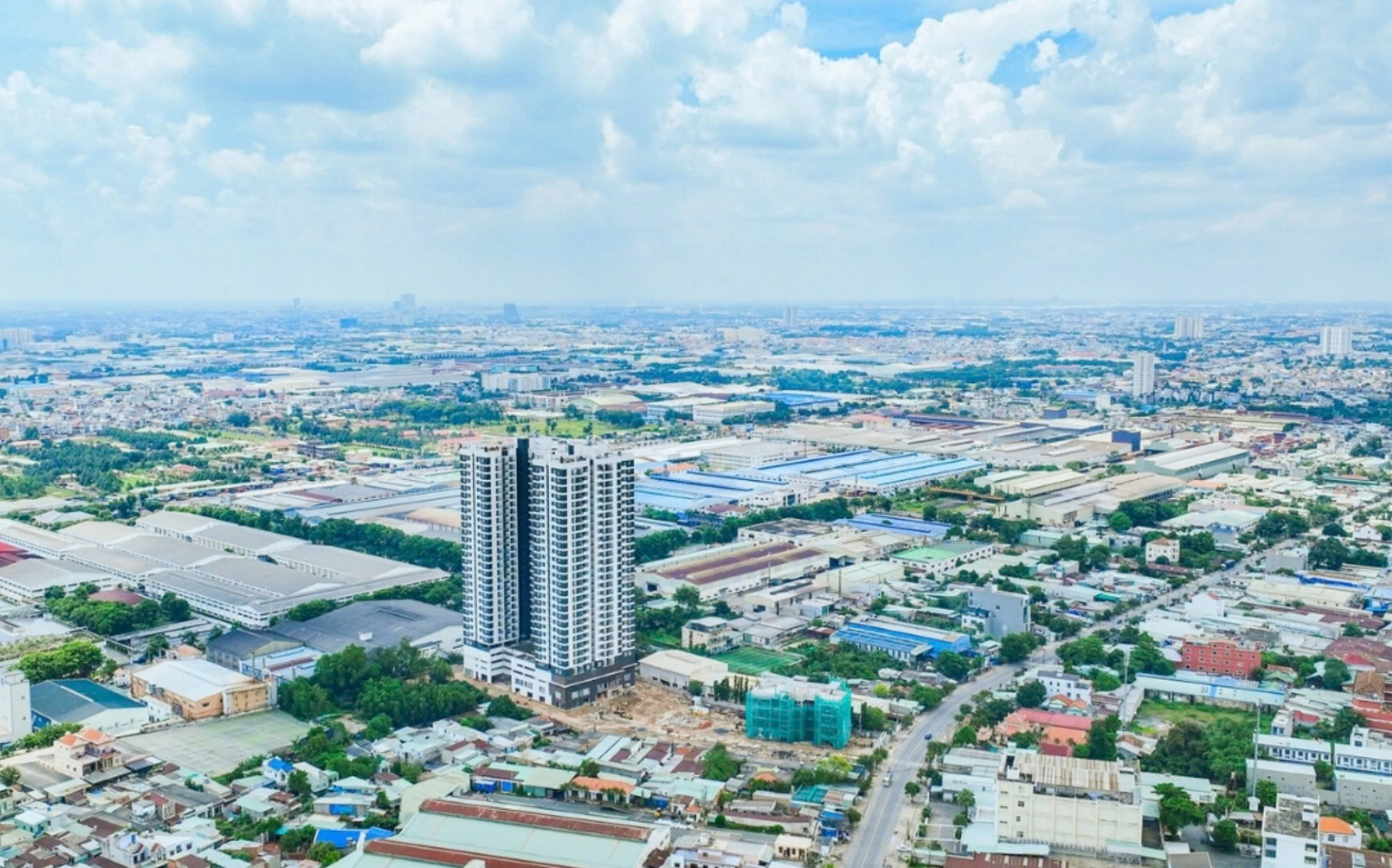 Sau khi báo chí phản ánh tình trạng cư dân sống “tối thui” tại chung cư Tân Đông Hiệp, điện lực đã khẩn trương lắp đặt điện kế cho hàng trăm căn hộ - Ảnh: Chủ đầu tư