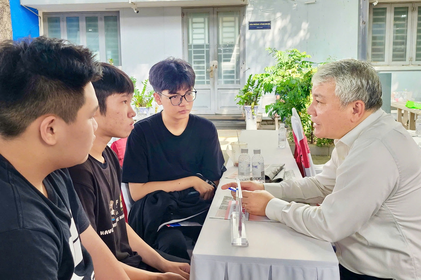 Điểm chuẩn đại học nhiều ngành có thể giảm mạnh Phó giáo sư, tiến sĩ Bùi Hoài Thắng tư vấn cho thí sinh cách đặt nguyện vọng, chọn ngành, chọn trường