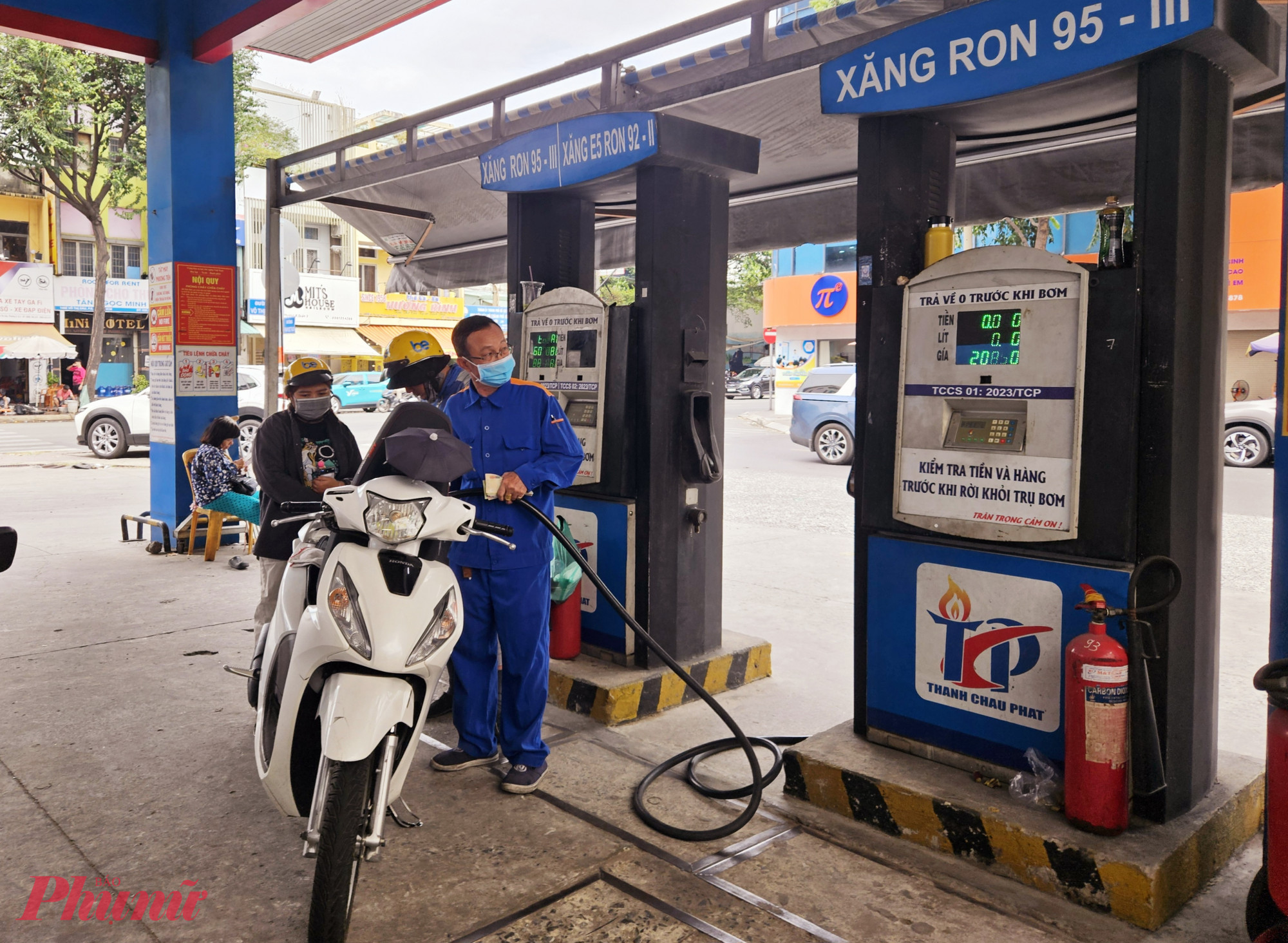 Giá xăng giảm đồng loạt từ 15g chiều 17/7 - Ảnh: Ngọc Thùy