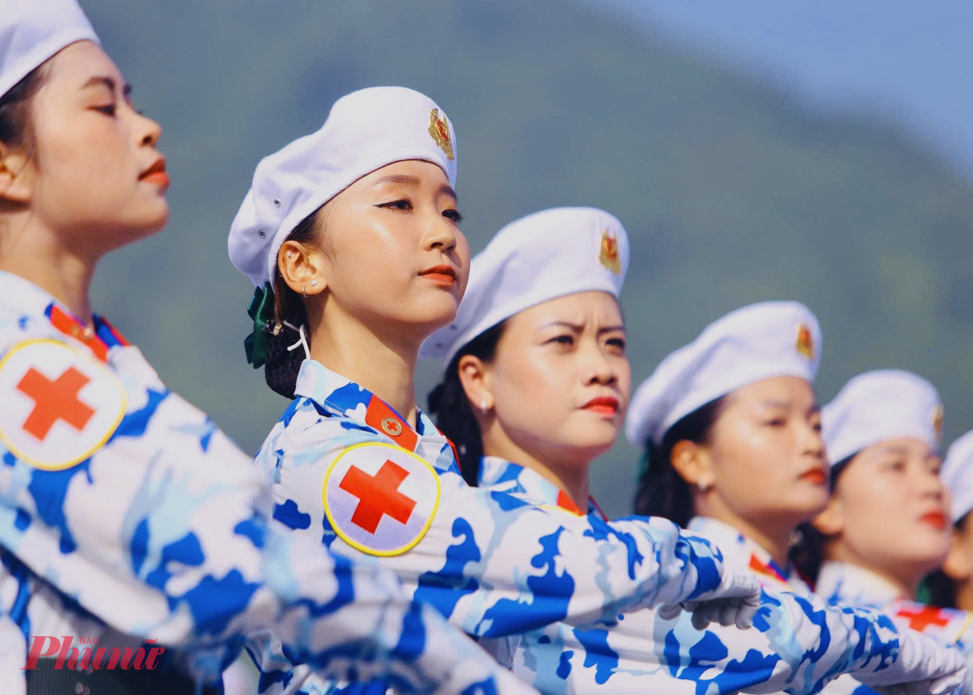Khối nữ quân y trong trang phục mới tham gia diễu binh, diễu hành.