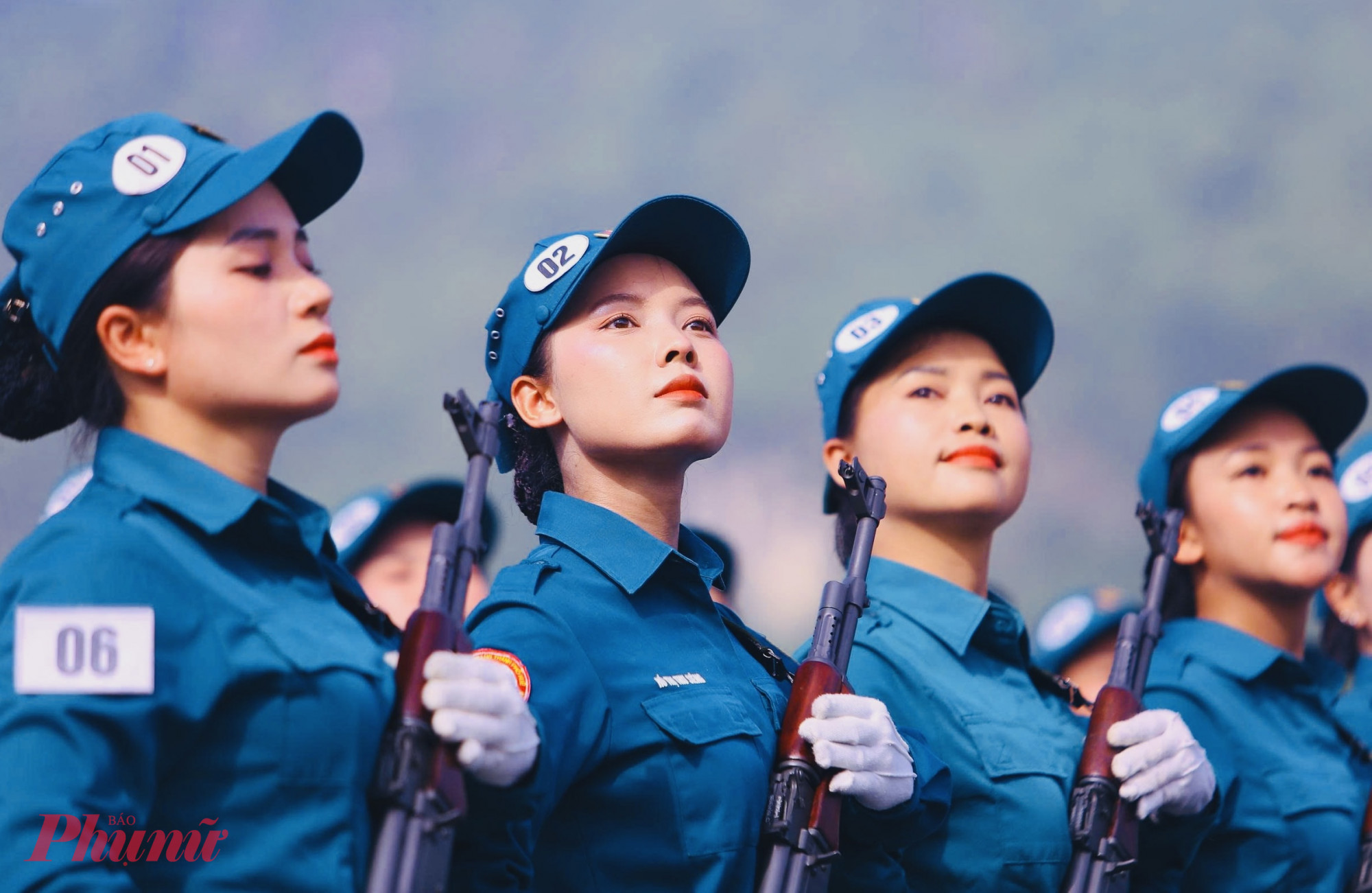 Những nữ chiến sĩ tràn đầy khí thế dù đi dưới cái nắng oi bức tháng 7.