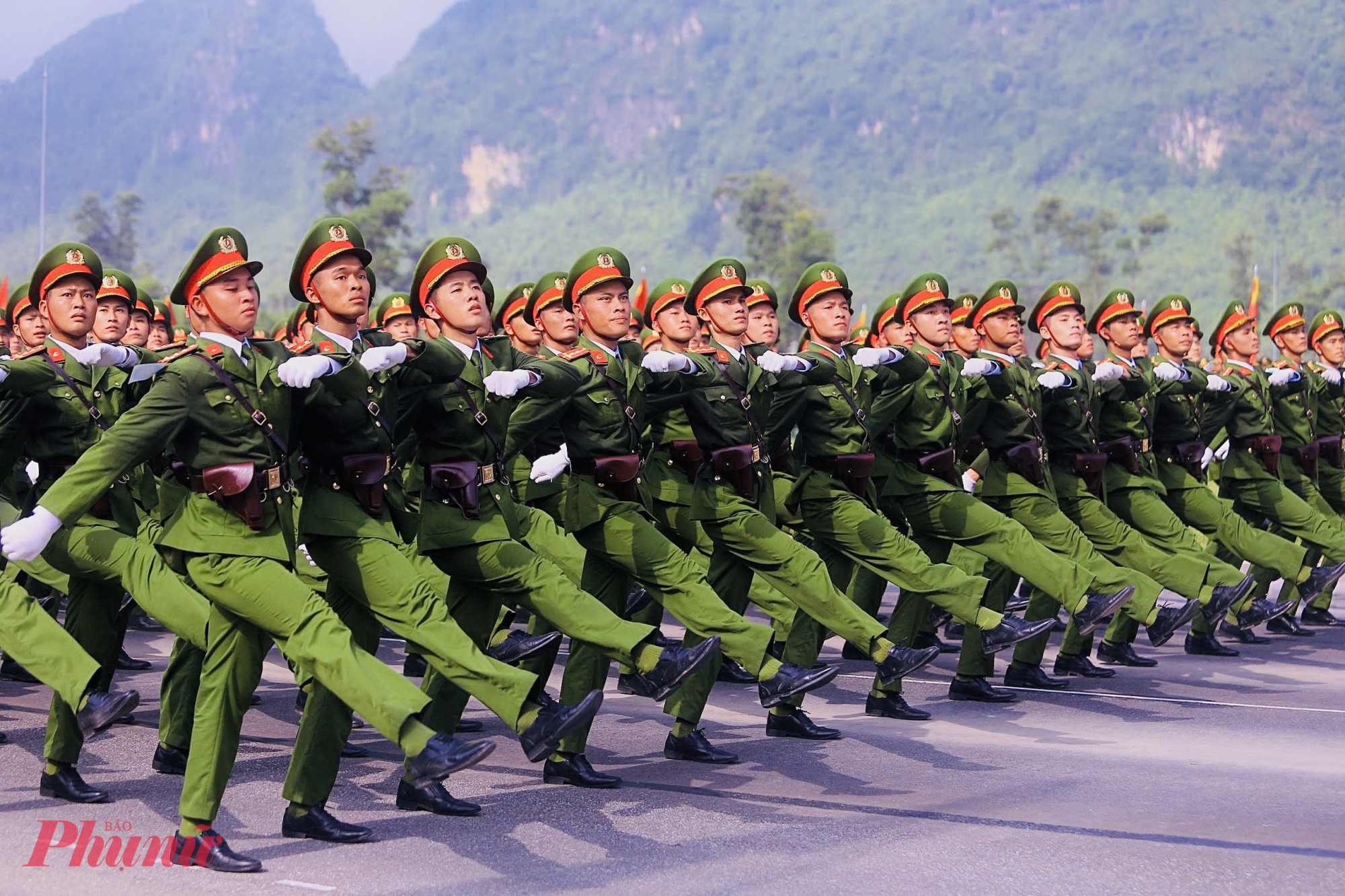 Từng đơn vị, trong bộ quân phục chỉnh tề, từng động tác, từng bước di chuyển với độ chính xác tuyệt đối, những bước chân 'rầm rập', đồng loạt như một.