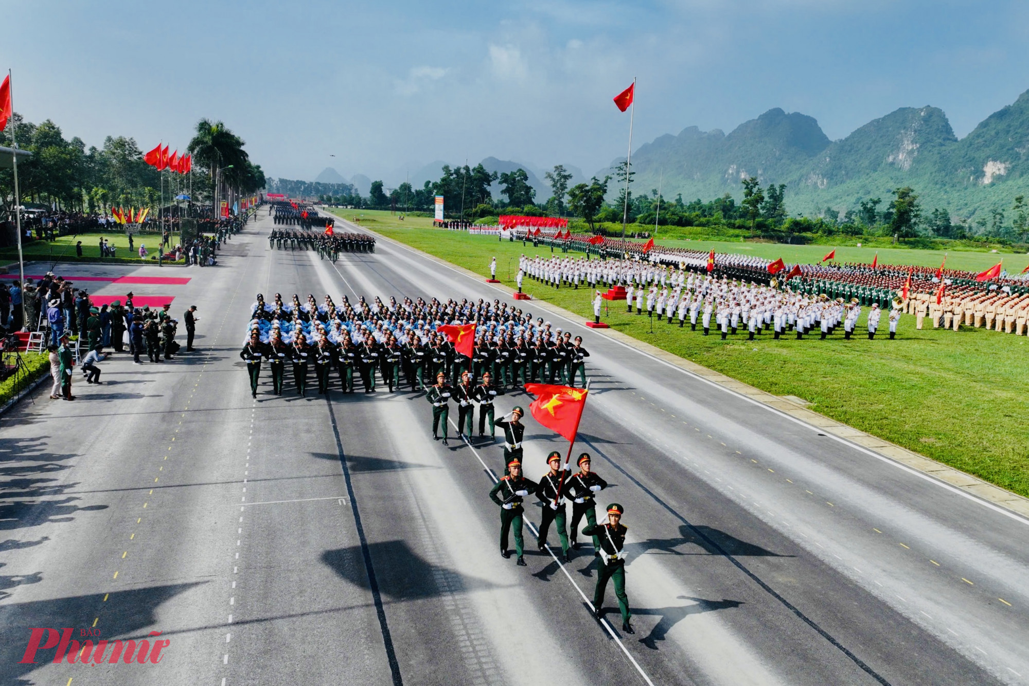 Sáng nay (17.7), tại Trung tâm Huấn luyện quân sự quốc gia 4, Bộ Quốc phòng, Bộ Công an phối hợp Tổng hợp luyện diễu binh, diễu hành Kỷ niệm 80 năm cách mạng tháng Tám và Quốc khánh 2.9 (1945-2025).