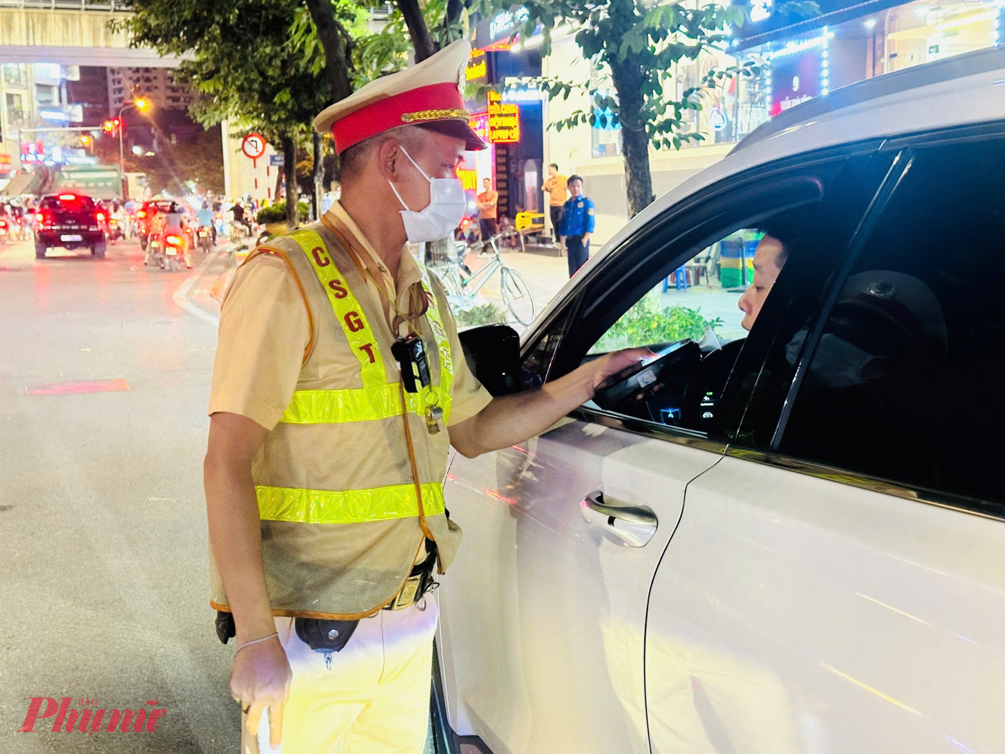 Đội CSGT đường bộ số 6 kiểm tra, xử lý vi phạm gia thông trên tuyến đường Trần Thái Tông.
