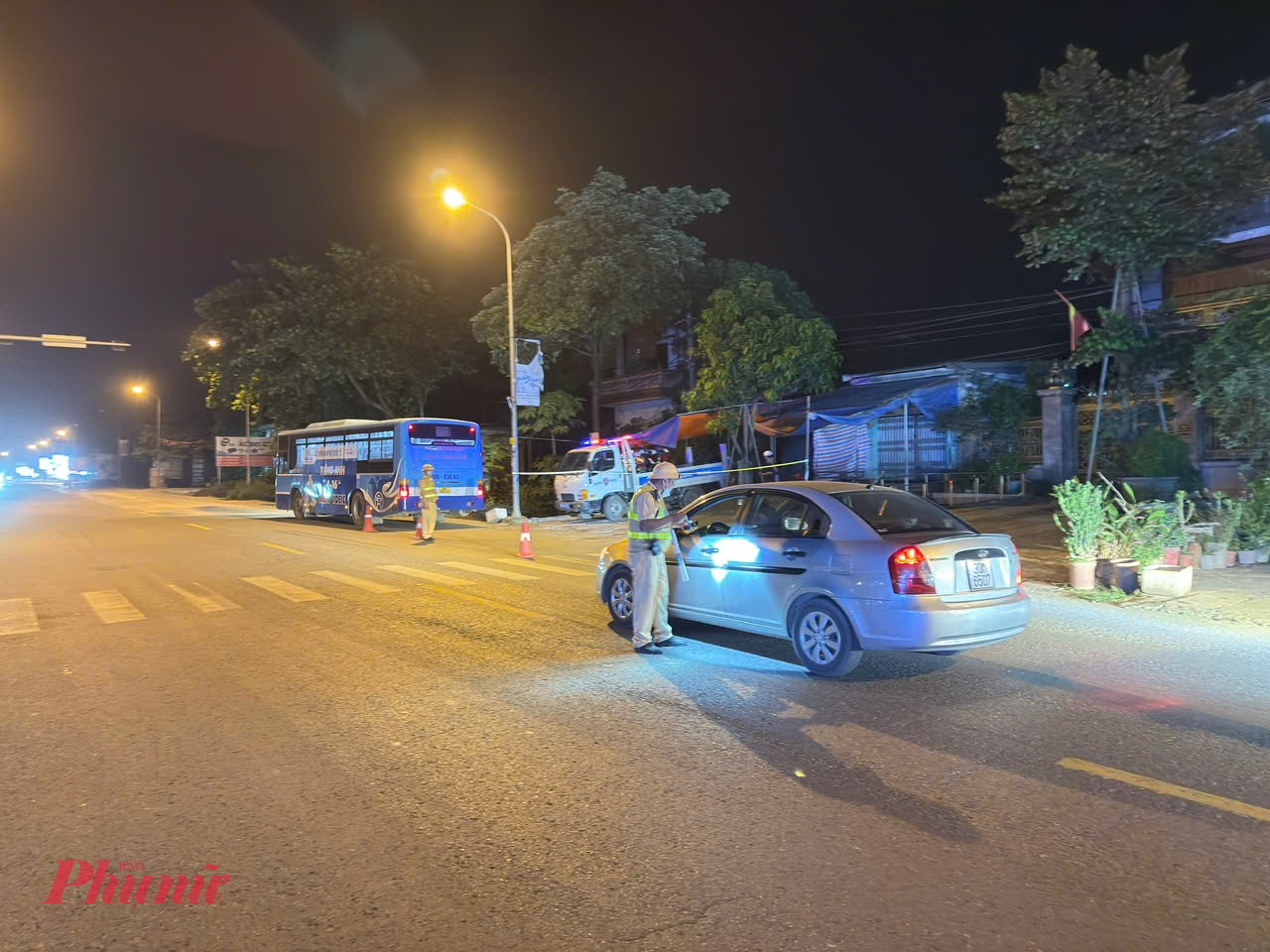 Tại các tuyến địa bàn xa trung tâm Hà Nội, CSGT đã chủ động bố trí lực lượng tuần tra, cắm chốt kiểm tra nồng độ cồn ngay trên những tuyến đường gom, đường liên tỉnh, bảo đảm TTATGT.