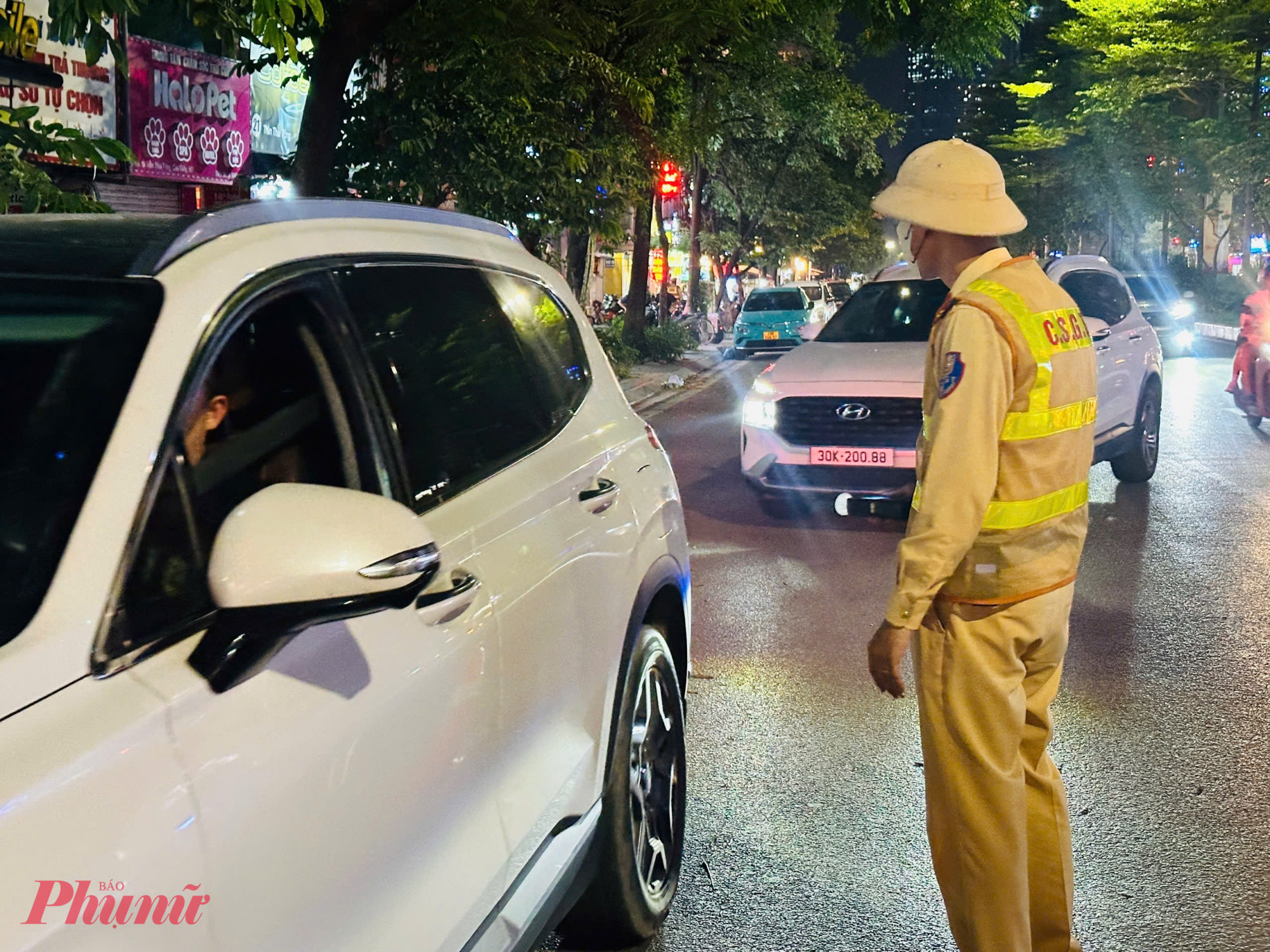 Đội tuyên truyền, điều tra, giải quyết tai nạn và xử lý vi phạm giao thông - Phòng CSGT Công an TP. Hà Nội cho biết: “Xuyên suốt thời gian qua, lực lượng của tất cả đơn vị tăng cường tuần tra, xử lý ma men trên các tuyến. Việc tuần tra được thực hiện trong tất cả các khung giờ trong ngày, kể cả buổi sáng hay tối và tất cả các ngày trong tuần, không có ngày nghỉ. Việc kiểm tra sẽ được tiến hành trên tất cả các phương tiện, không có vùng cấm, không ngoại lệ.