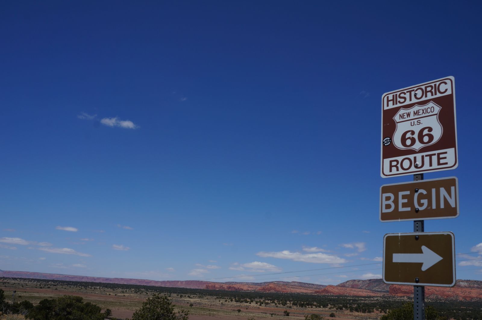 Biển báo Tuyến đường lịch sử 66 ở Albuquerque, New Mexico. Điều đặc biệt của nơi đầy là là những biển hiệu neon thắp sáng đoạn đường dài 18 dặm của Quốc lộ 66. Với ẩm thực, 66 Diner với phong cách ẩm thực cổ điển là địa chỉ tuyệt hảo. Cũng trên tuyến đường này, đừng bỏ qua Đài tưởng niệm Quốc gia Petroglyph – một trong những di tích khắc họa hình tượng lớn nhất Bắc Mỹ – và Tuyến cáp treo Sandia Peak, nơi có tầm nhìn toàn cảnh Thung lũng Rio Grande.