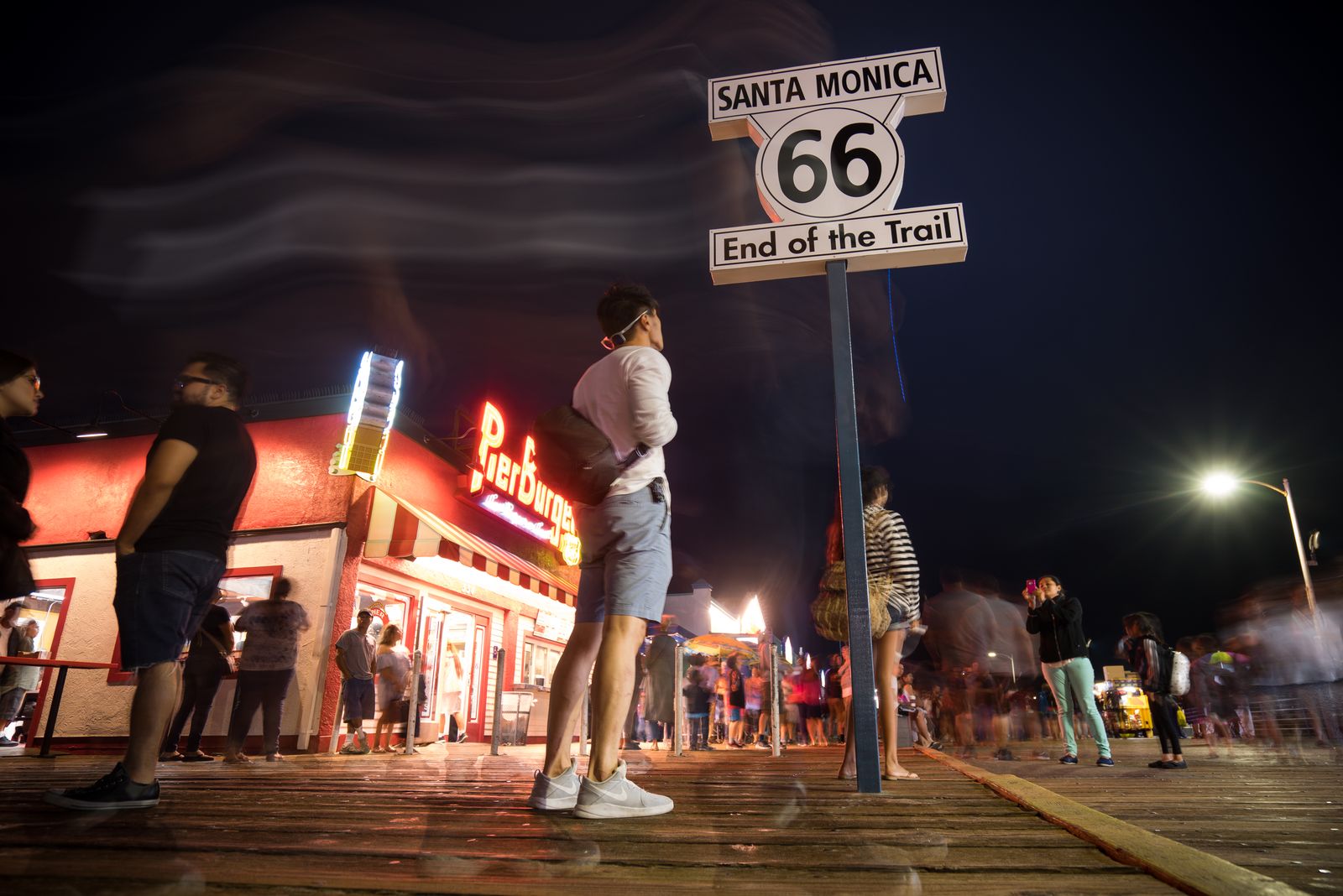 Tuyến 66: Biển báo Kết thúc đường mòn Tuyến 66 ở Santa Monica, Los Angeles. Bãi biển Santa Monica và đắm mình trong khung cảnh tuyệt đẹp, Thủy cung Heal the Bay, Vòng xoay ngựa gỗ Looff Hippodrome, Đường dạo bộ Third Street… là những địa điểm không thể thiếu ở Santa Monica để kết thúc tuyến đường mòn vĩ đại của nước Mỹ này. 
