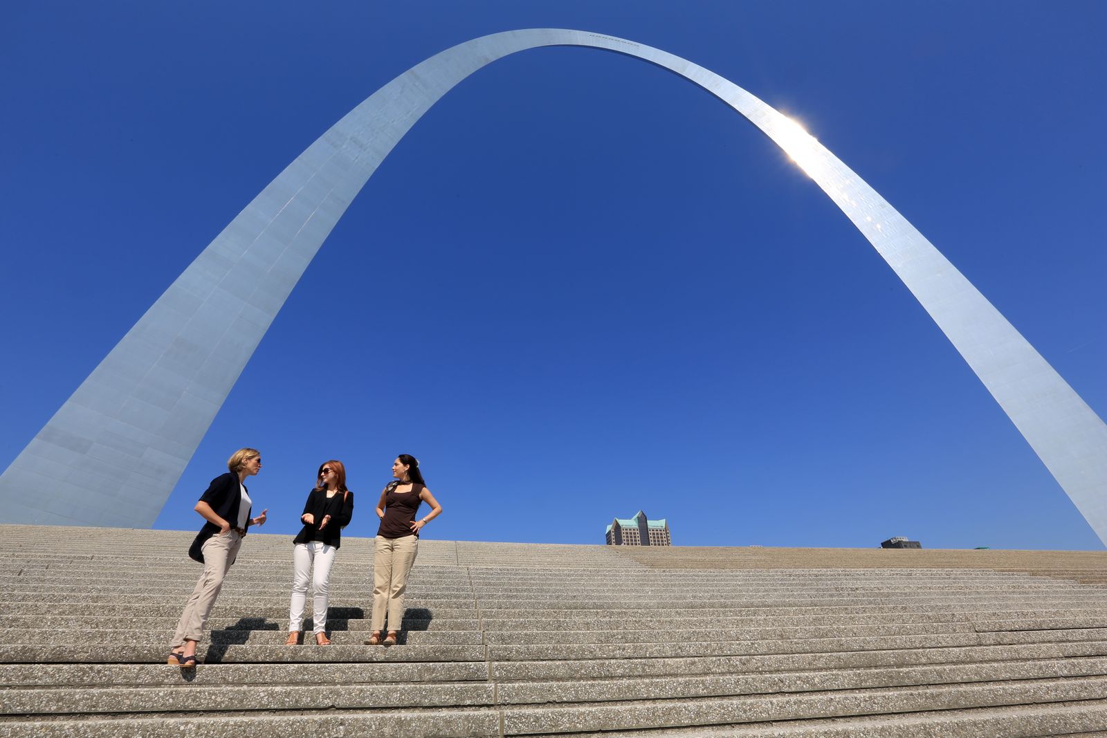 Từ Illinois bạn sẽ có hành trình 4,5 giờ lái xe đến St. Louis. Điểm đặc trưng của nơi đây là những điểm dừng chân độc đáo, như Cầu Chain of Rocks cũ khi băng qua sông Mississippi vào Missouri - một trong những cây cầu dành cho người đi bộ và xe đạp dài nhất thế giới; hay Cổng vòm Gateway - tượng đài nhân tạo cao nhất Hoa Kỳ. Hãy đi xe điện lên đỉnh để ngắm toàn cảnh thành phố, 