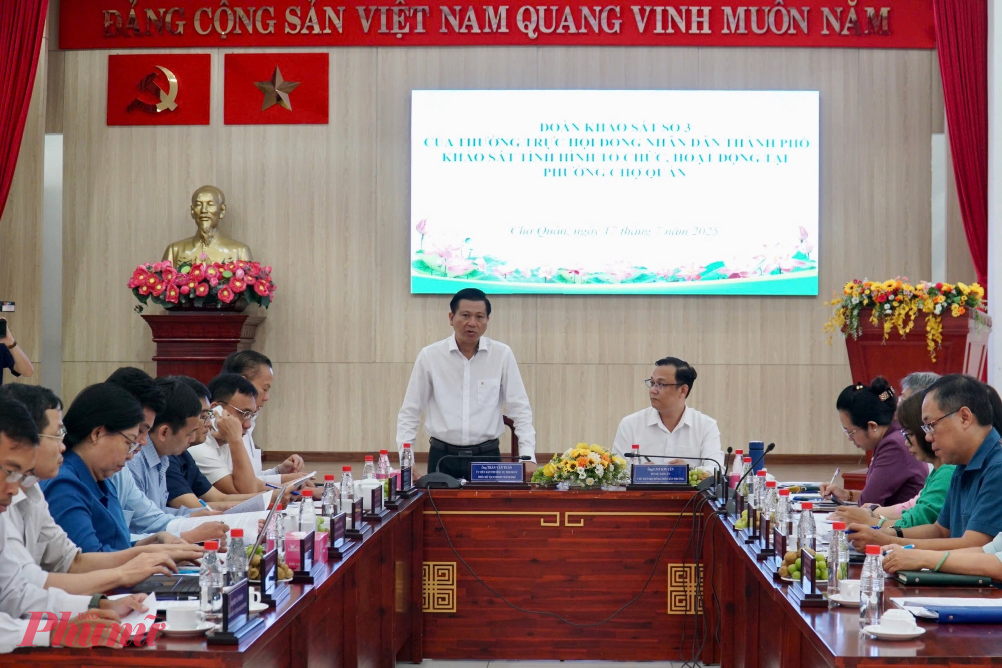 Đoàn công tác HĐND TPHCM khảo sát thực tế bộ máy hành chính tại phường Chợ Quán - Ảnh: Thanh Tâm