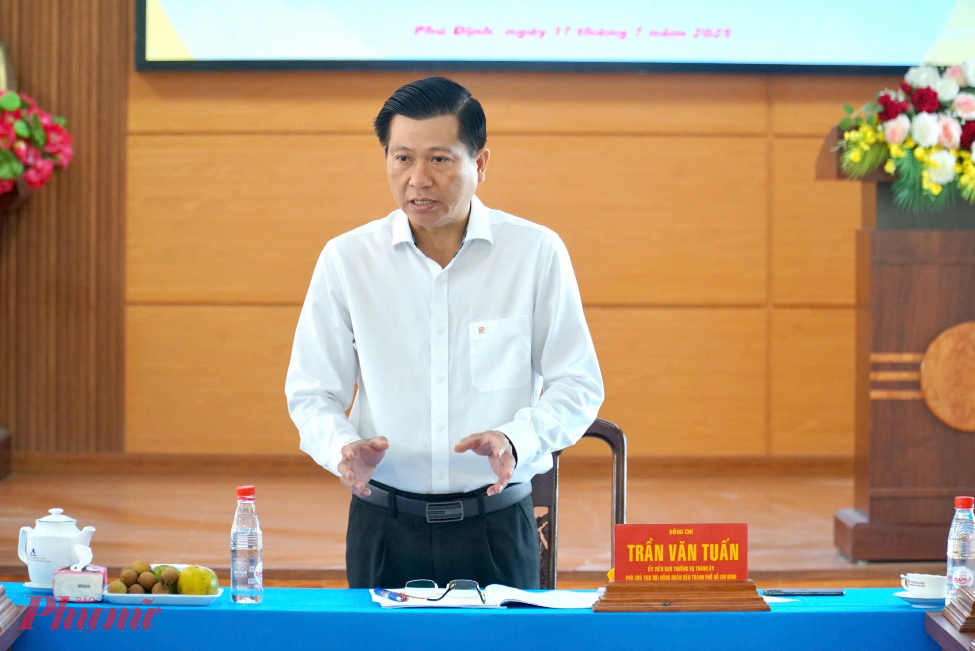 Ông Trần Văn Tuấn trao đổi với lãnh đạo phường Phú Định về việc nâng cao hiệu quả giải quyết thủ tục hành chính - Ảnh: Thanh Tâm