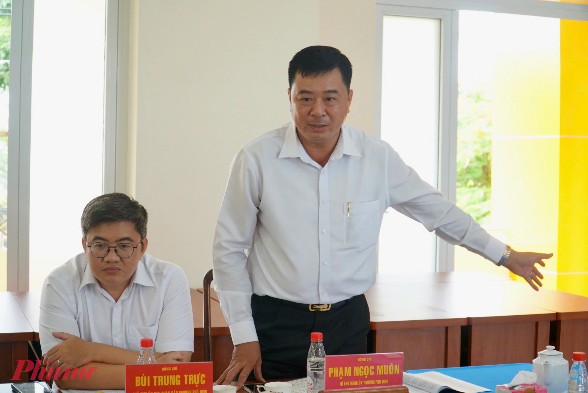 Ông Phạm Ngọc Muôn, Bí thư Đảng uỷ phường Phú Định, thông tin với đoàn công tác - Ảnh: Thanh Tâm