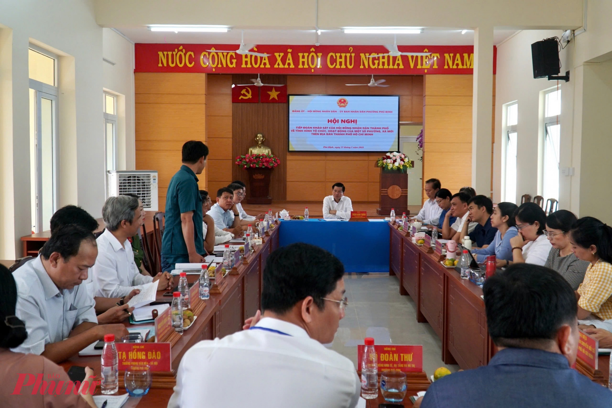 Phó Chủ tịch HĐND TPHCM Trần Văn Tuấn kiểm tra tình hình hoạt động tại Trung tâm Phục vụ Hành chính công phường Phú Định - Ảnh: Thanh Tâm