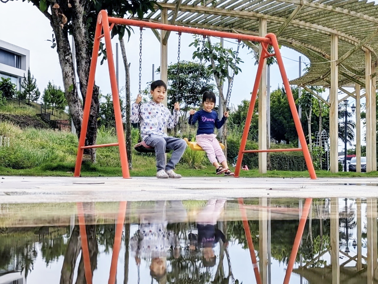 Nhờ trận tắm mưa, tôi giúp con có thêm nhiều khoảnh khắc đẹp trong dịp hè này - Ảnh do nhân vật cung cấp