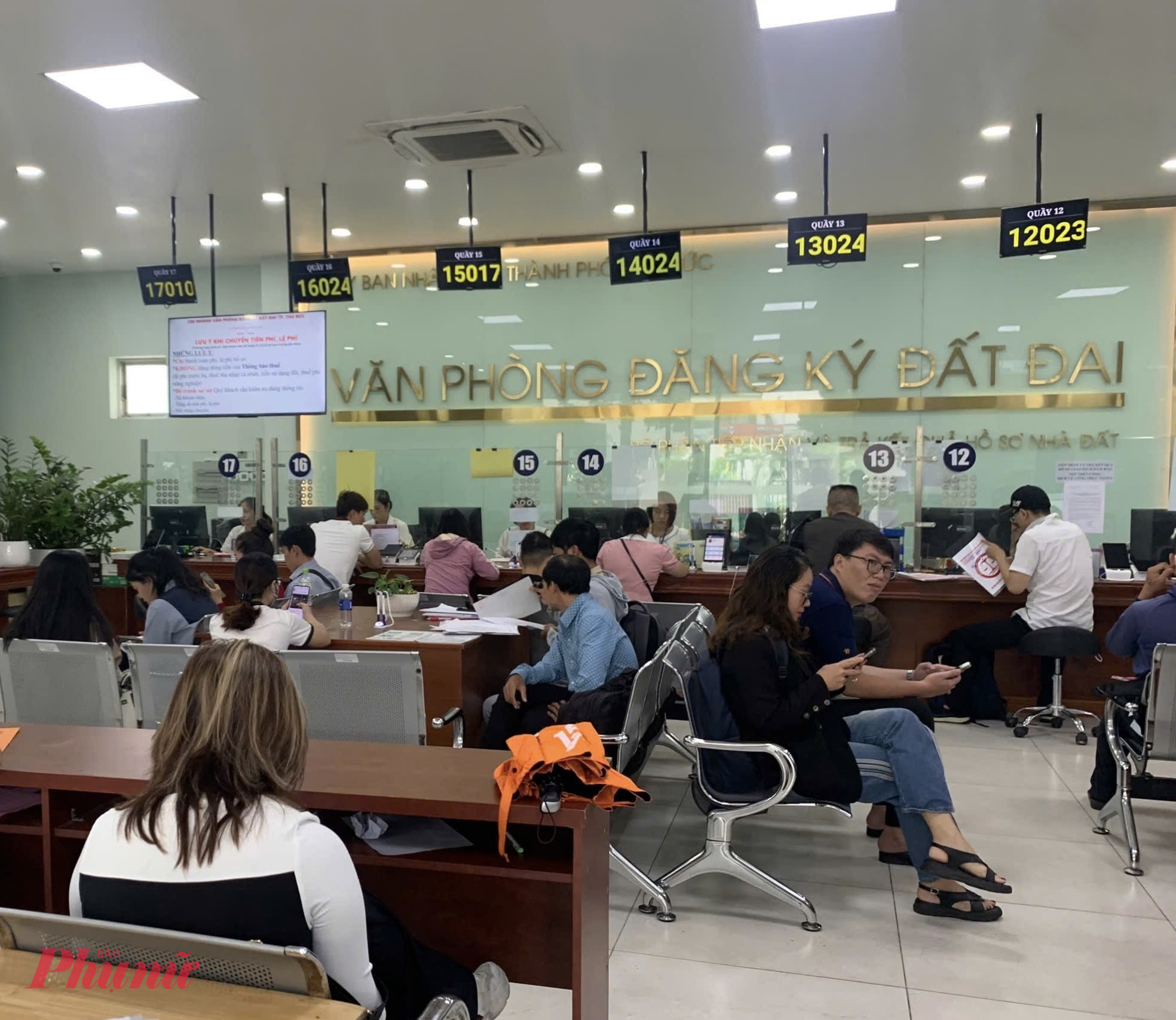 Người dân làm thủ tục đất đai tại Văn phòng đăng ký đất đai TP Thủ Đức