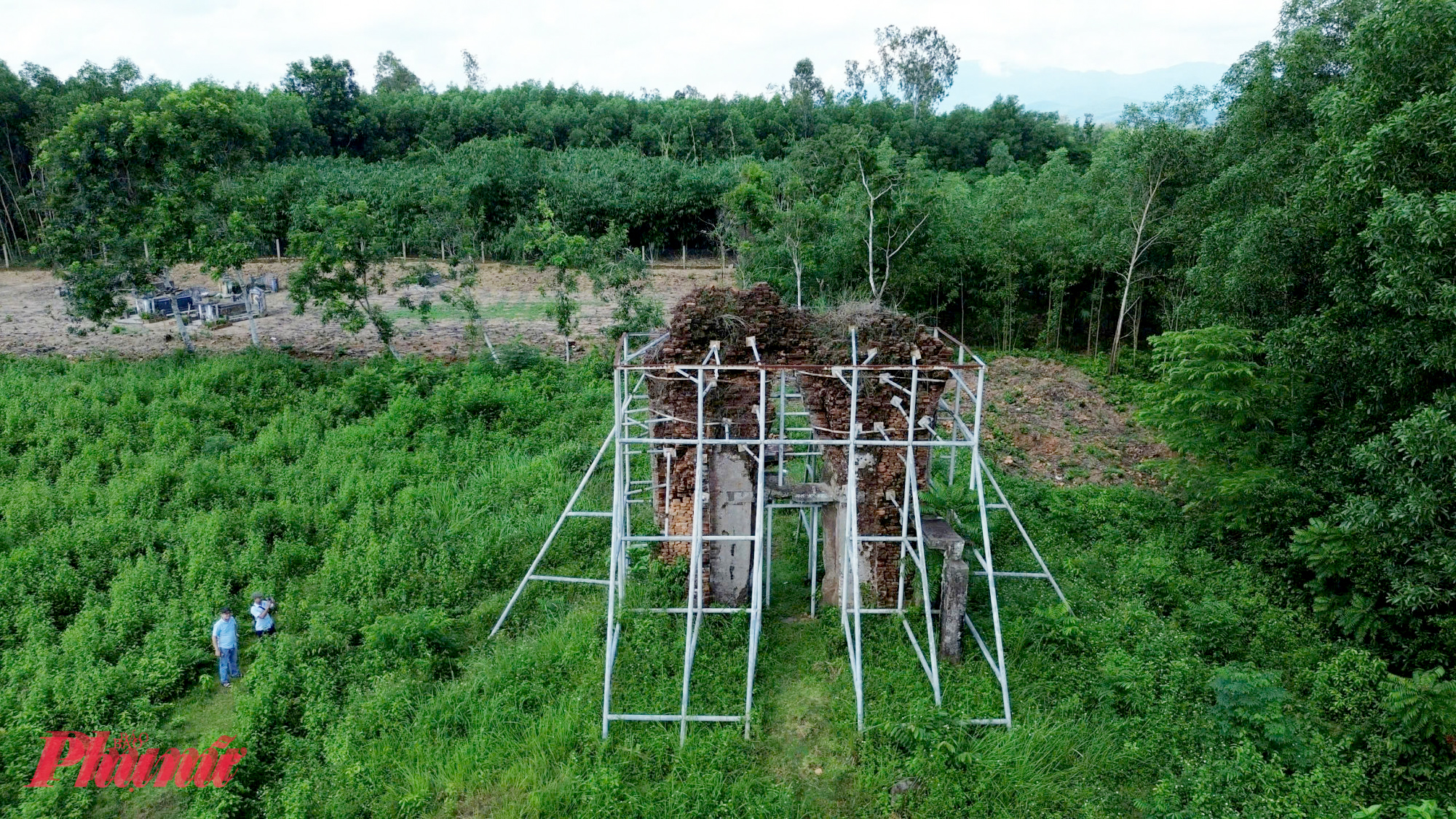 Di tích Phật viện Đồng Dương chỉ còn sót lại phế tích Tháp Sáng xuống cấp nghiêm trọng phải chống đỡ bằng cọc thép