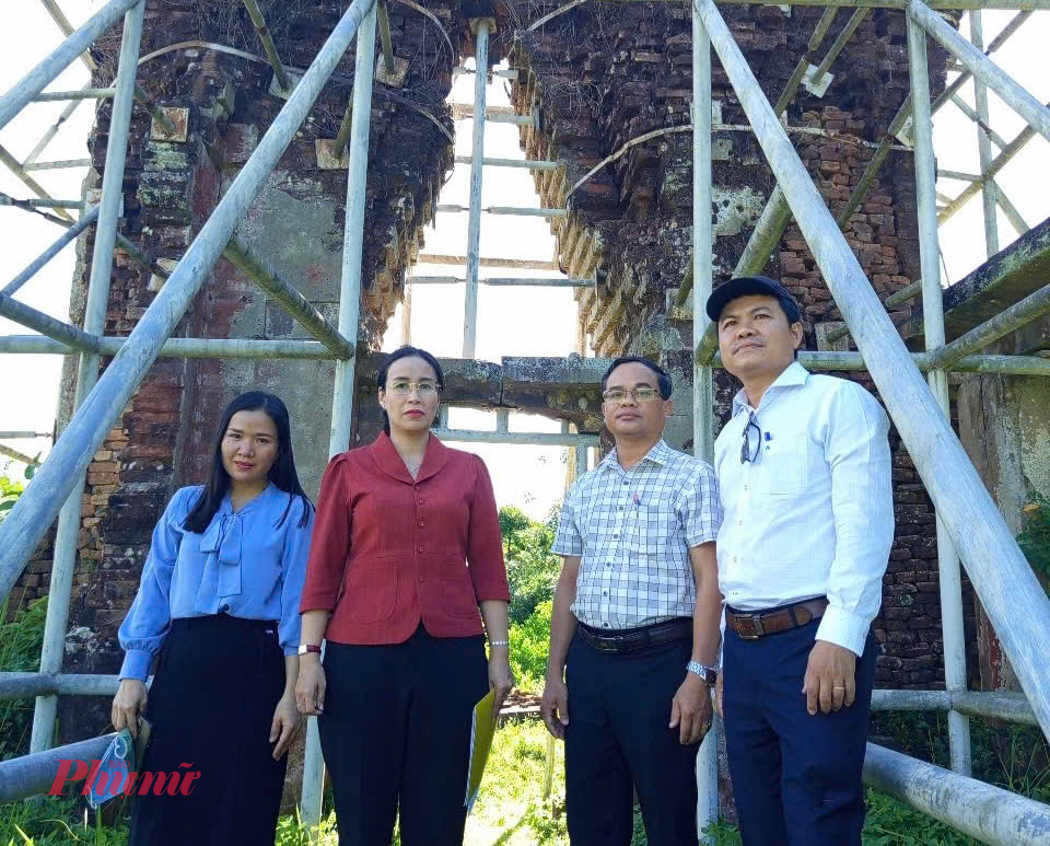 Phó chủ tịch UBND TP Đà Nẵng Nguyễn Thị Anh Thi (áo đỏ) kiểm tra thực tế di tích Phật viện Đồng Dương