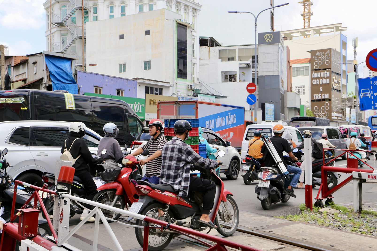 Người đi đường vô tư di chuyển ngược chiều tại điểm giao cắt đường sắt với đường Hoàng Văn Thụ