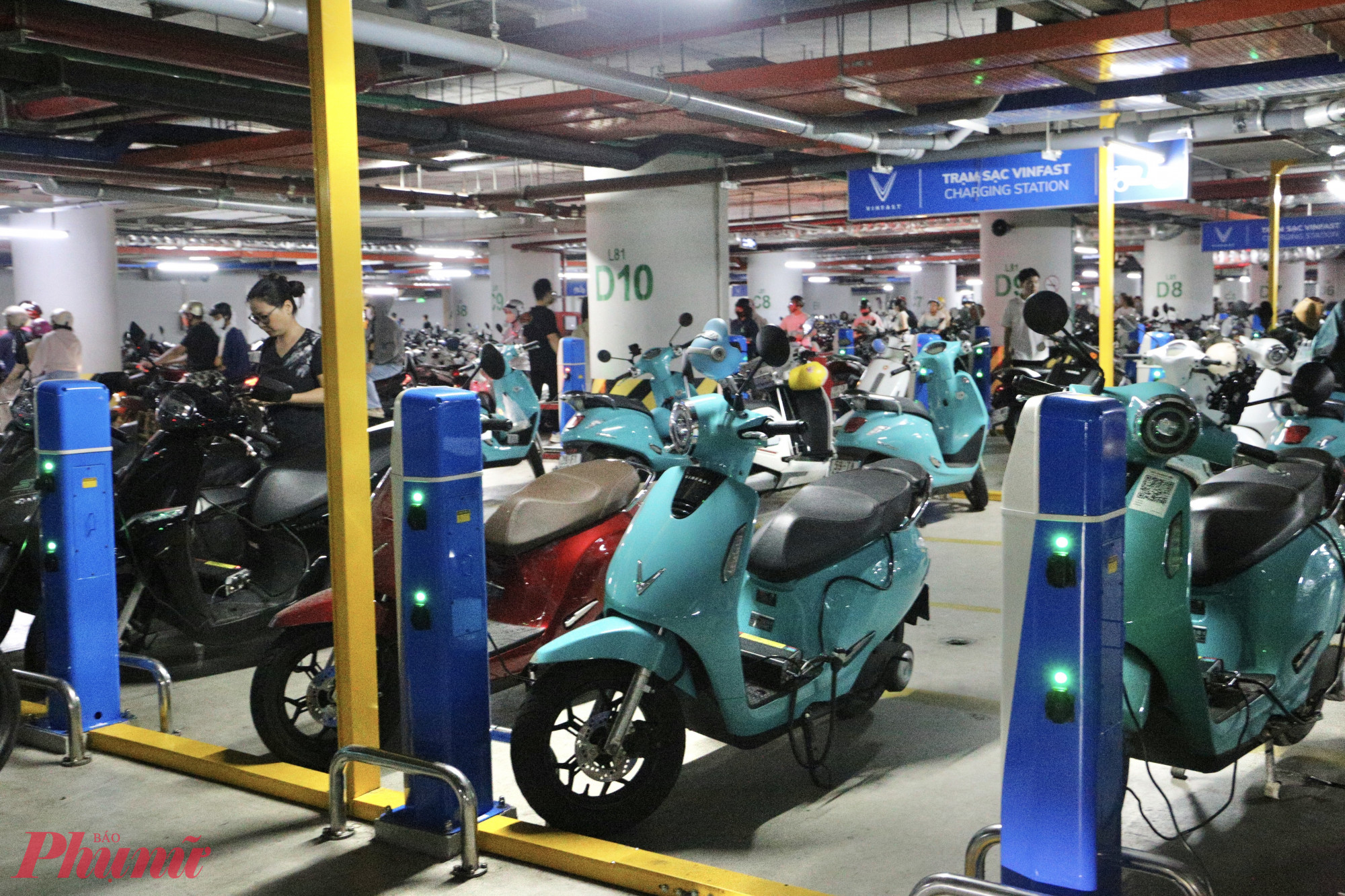 Chuyển đổi 400.000 xe máy xăng sang điện tại TP.HCM có thể giúp giảm 170.000 tấn khí thải CO2 mỗi năm, theo tính toán của Viện Nghiên cứu phát triển - Ảnh: Thanh Tâm