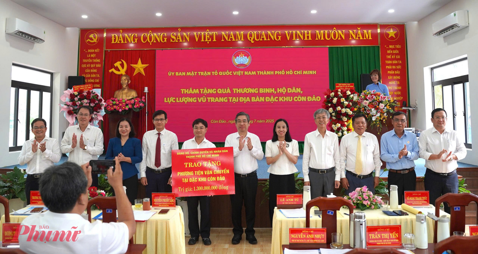 TPHCM trao bảng tượng trưng 