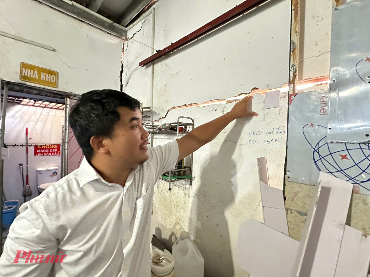 Anh Sơn chỉ vết nứt trên tường nhà mình.