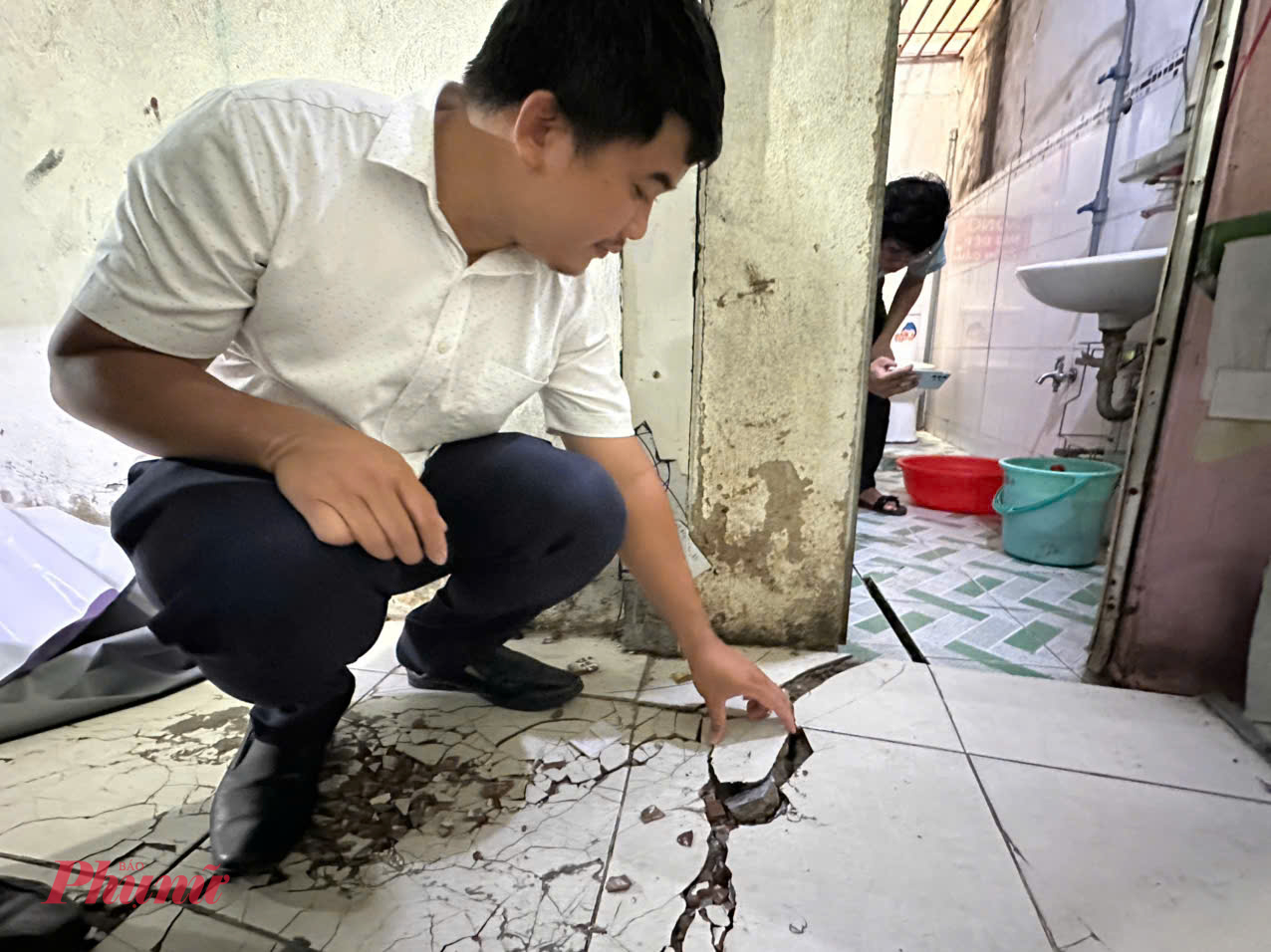 Nền nhà anh Sơn bị bong tróc. Ảnh: Minh Mẫn.