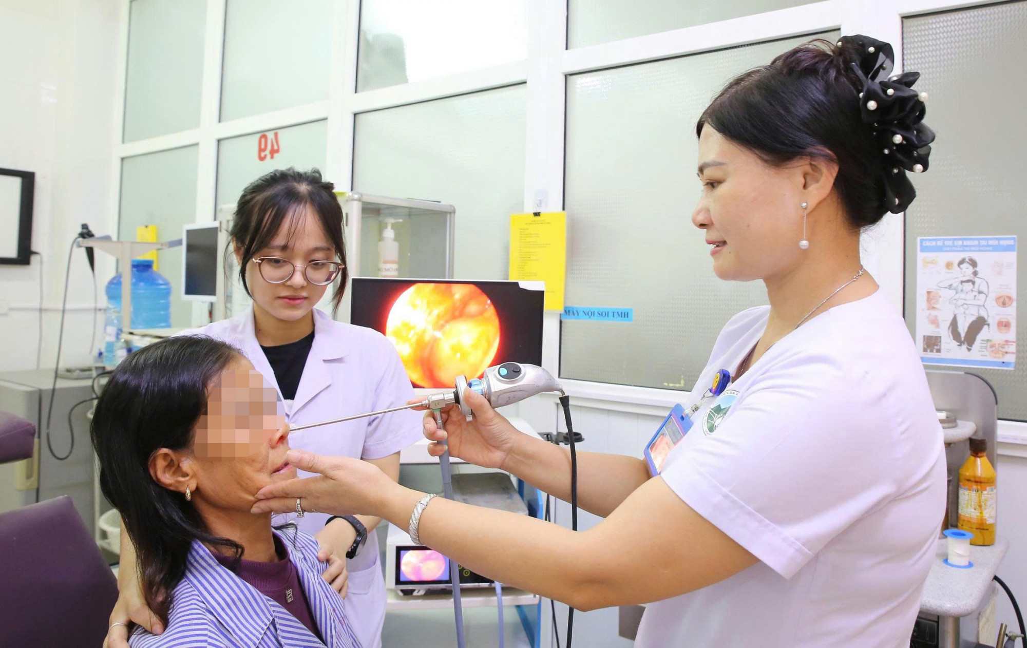 Các bác sĩ nội soi gắp dòi ra khỏi mũi bệnh nhân - Ảnh: Khánh Trung