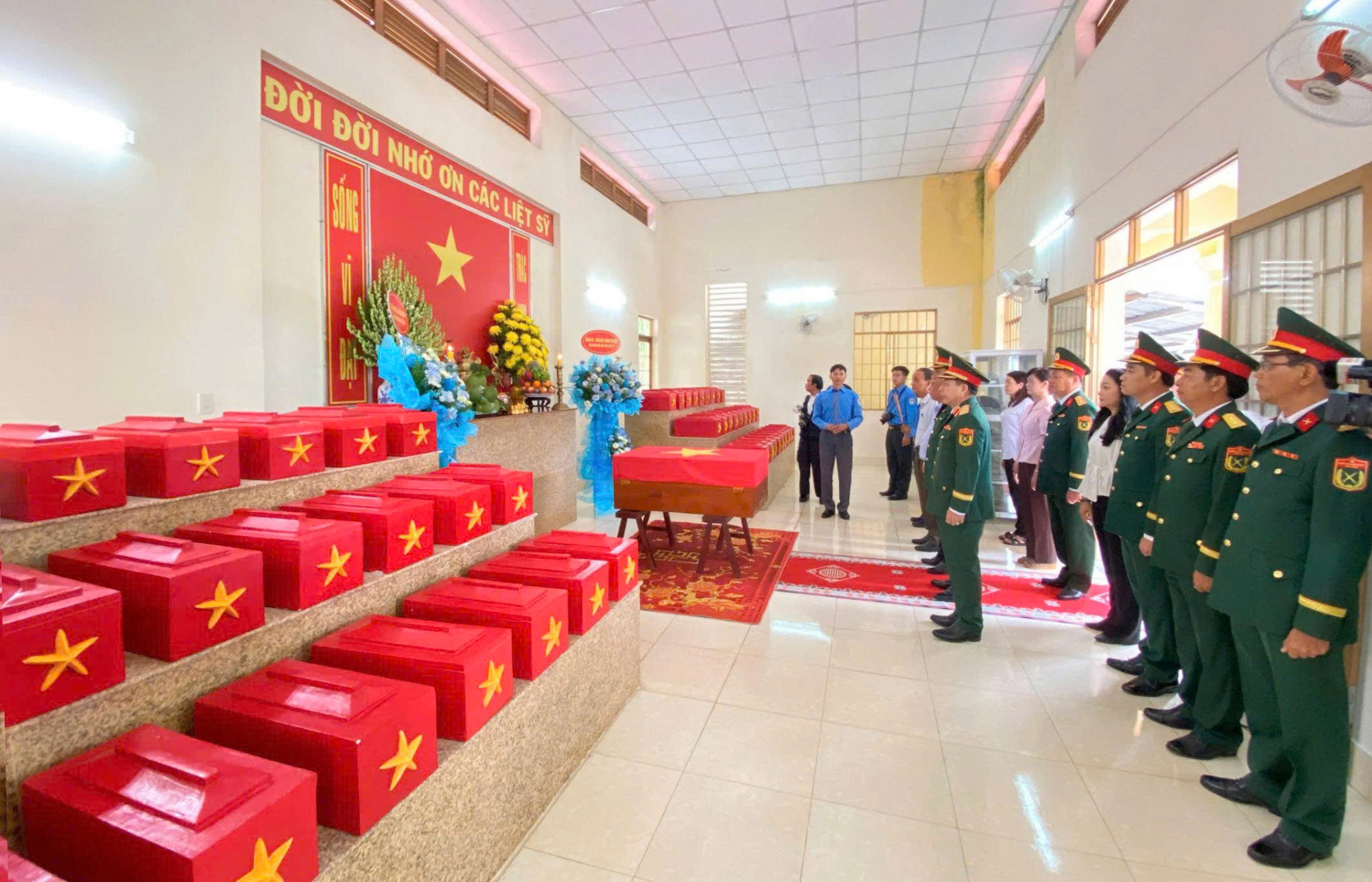 Cán bộ, chiến sĩ và đại biểu dành phút tưởng niệm các anh hùng, liệt sĩ tại nhà quàn của Đội K93. 