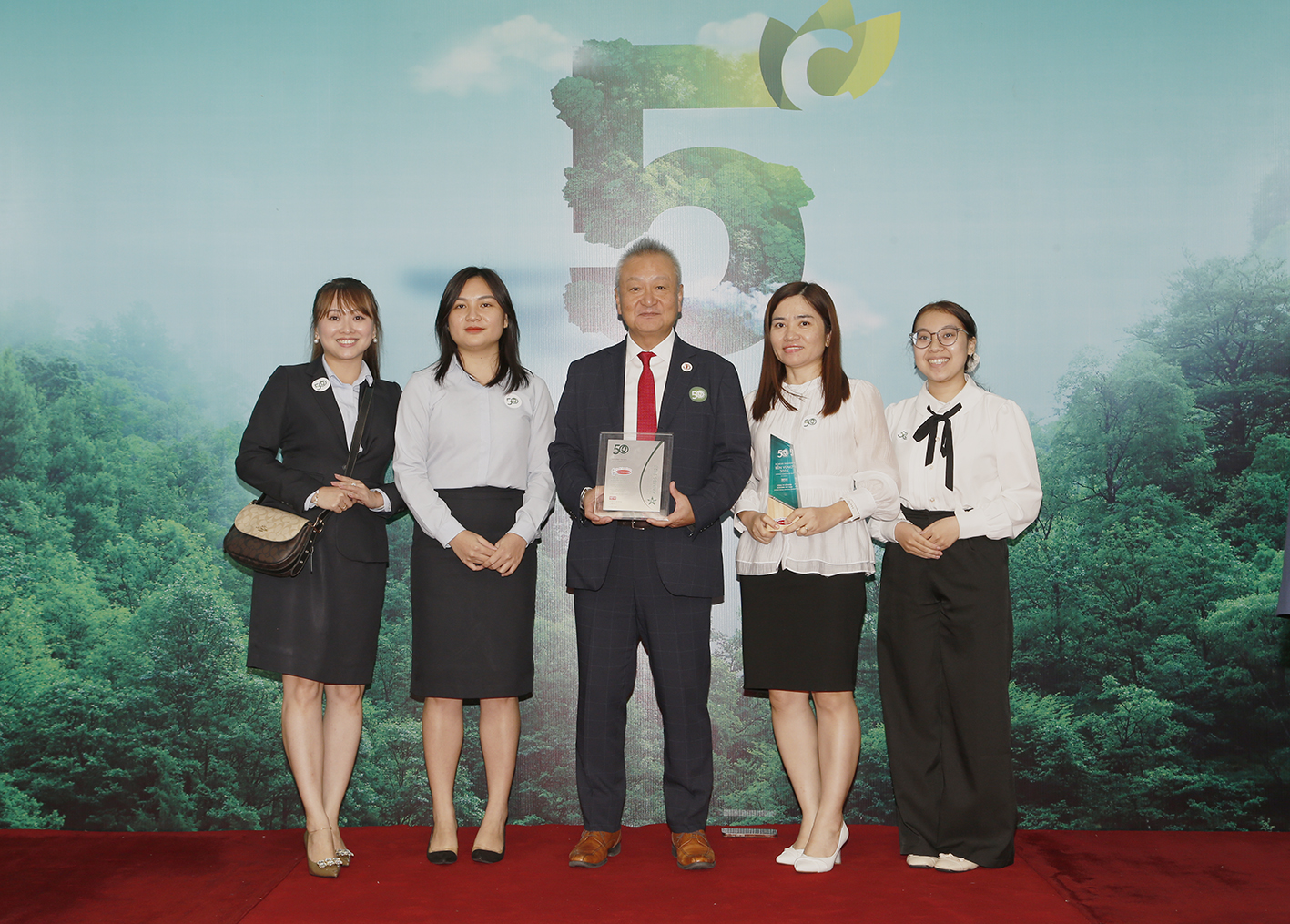 Acecook Việt Nam được vinh danh “Top 50 doanh nghiệp phát triển bền vững tiêu biểu 2025” - Ảnh: Acecook Việt Nam