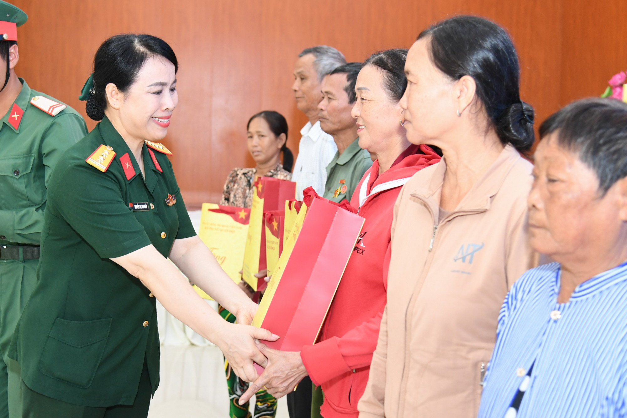 Đại tá Nguyễn Thị Thu Hiền - Trưởng ban Phụ nữ Quân đội tặng quà cho gia đình chính sách xã Hòn Đất - Ảnh Phương Vũ