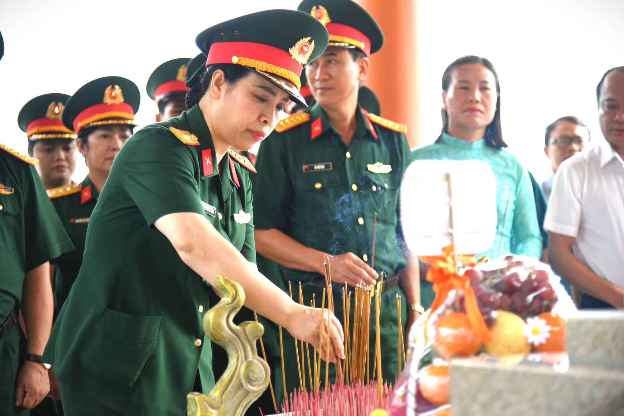 Đoàn công tác Ban phụ nữ (Bộ Quốc phòng) dâng hương mộ liệt sĩ, anh hùng lực lượng vũ trang Phan Thị Ràng - Ảnh Phương Vũ