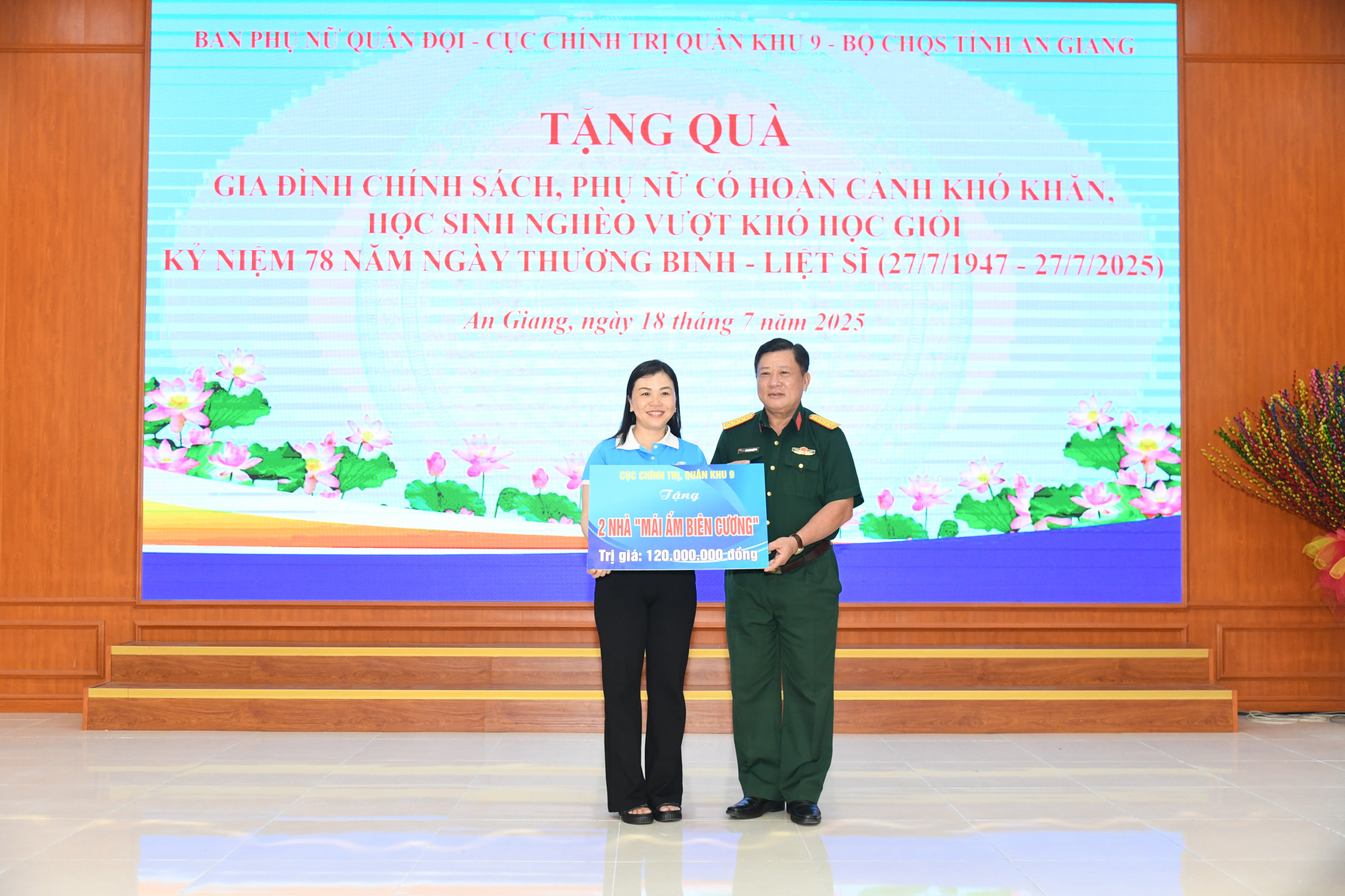 Đại tá Lê Hoàng Giữ, Phó Chủ nhiệm Chính trị Quân khu 9 trao tặng 2 căn nhà “Mái ấm Biên cương”