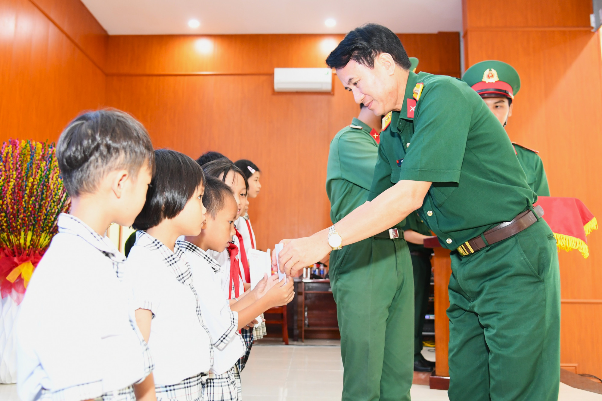 Đạitá Vũ Thế Văn, Phó Chỉ huy trưởng Bộ CHQS tỉnh trao tặng 15 suất học bổng cho học sinh nghèo vượt khó học giỏi - Ảnh Phương Vũ