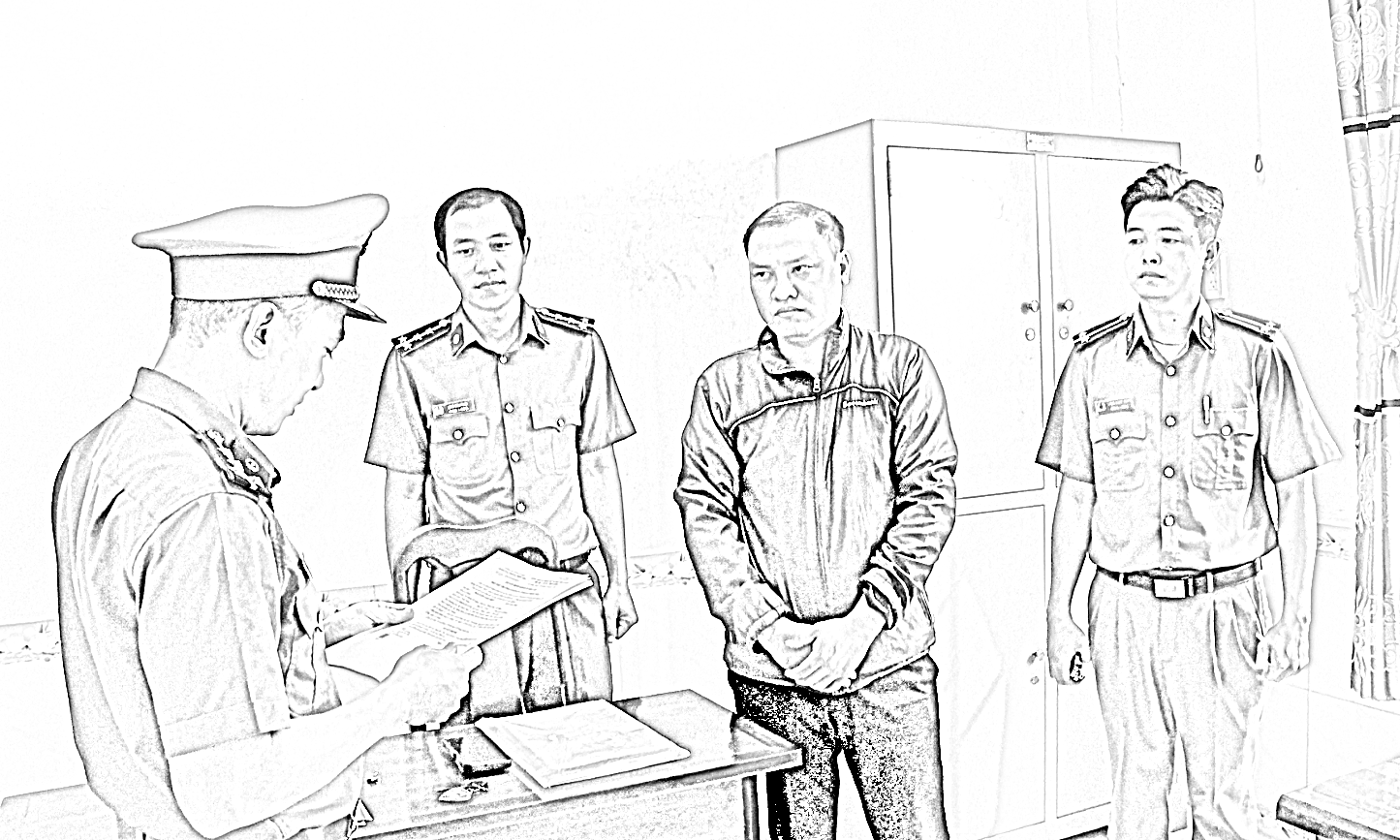 Cơ quan Công an tống đạt quyết định khởi tố bị can và lệnh bắt tạm giam đối với Nguyễn Văn Việt. Ảnh: CTV