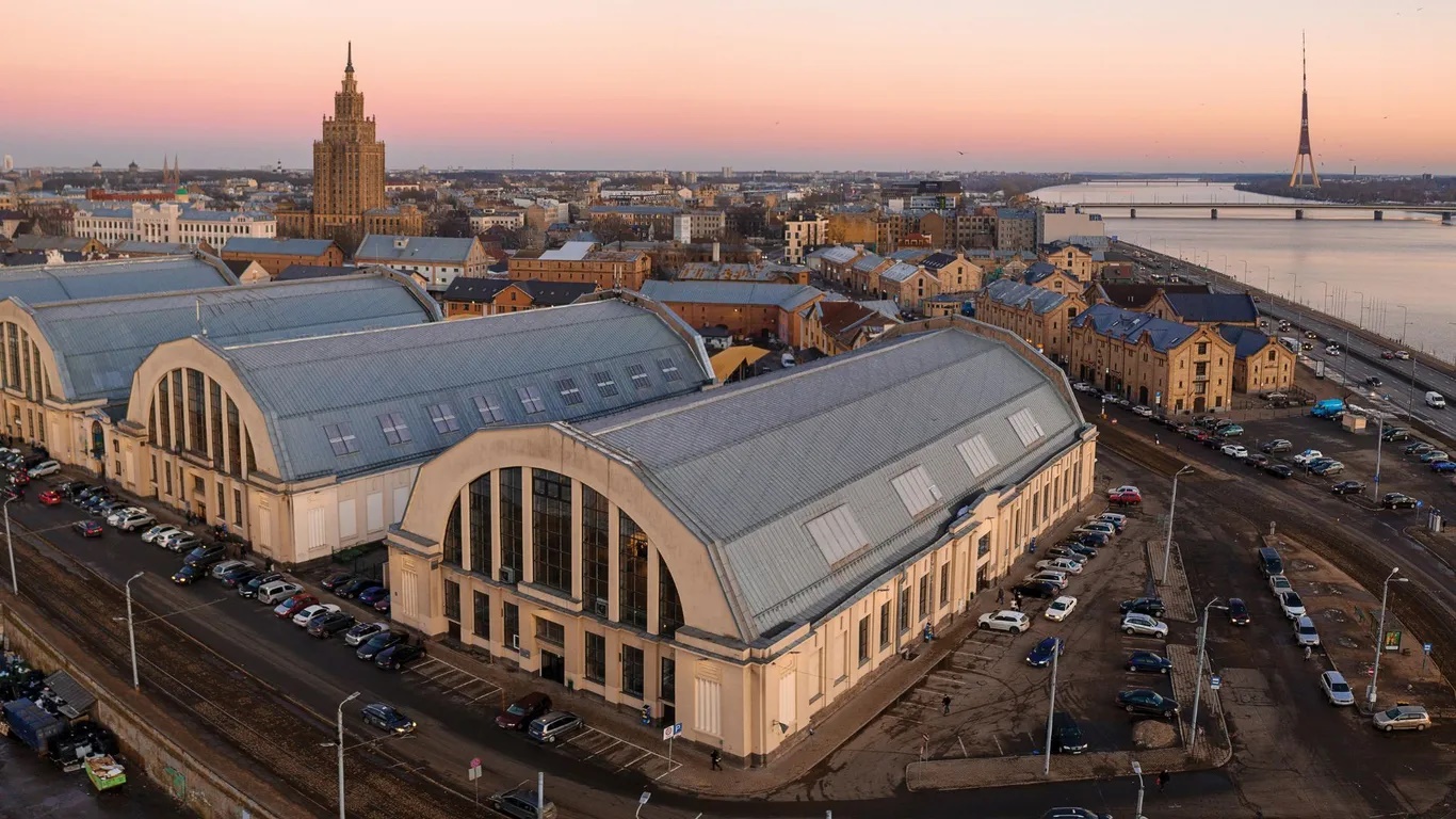 Chợ trung tâm ở Riga, Latvia. Nằm bên trong nhà chứa máy bay Zeppelin rộng lớn từ thời thế chiến I, chợ trở thành 1 trong những khu chợ lớn nhất châu Âu. Ở đây có các loại thịt nguội, pho mát thủ công, nông sản tươi, gia vị, mật ong, lươn hun khói, xúc xích, bánh bao…