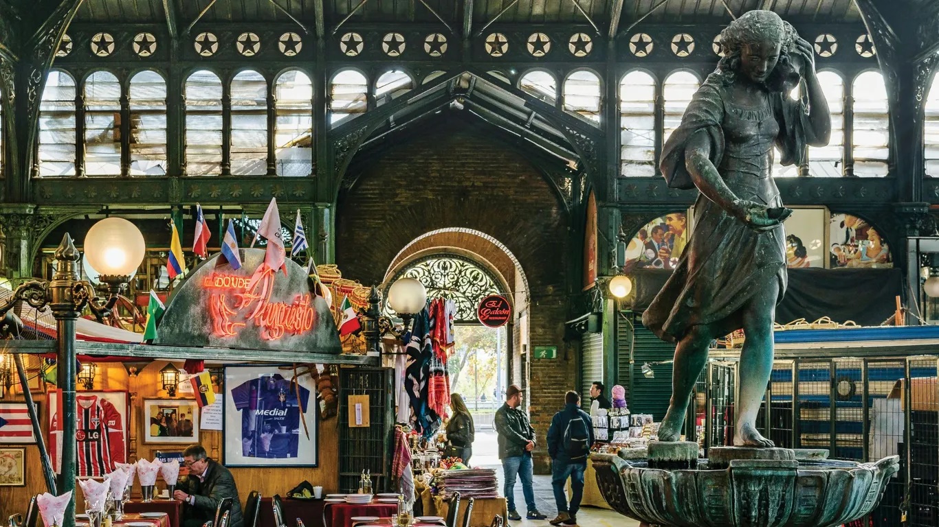 Mercado Central ở Santiago, Chile. Hoạt động từ năm 1870, chợ nổi tiếng với hải sản tươi sống: cua, sò điệp, nhím biển, hàu, cá hồi… Du khách có thể thưởng thức các món hầm hải sản đậm đà trong chợ.