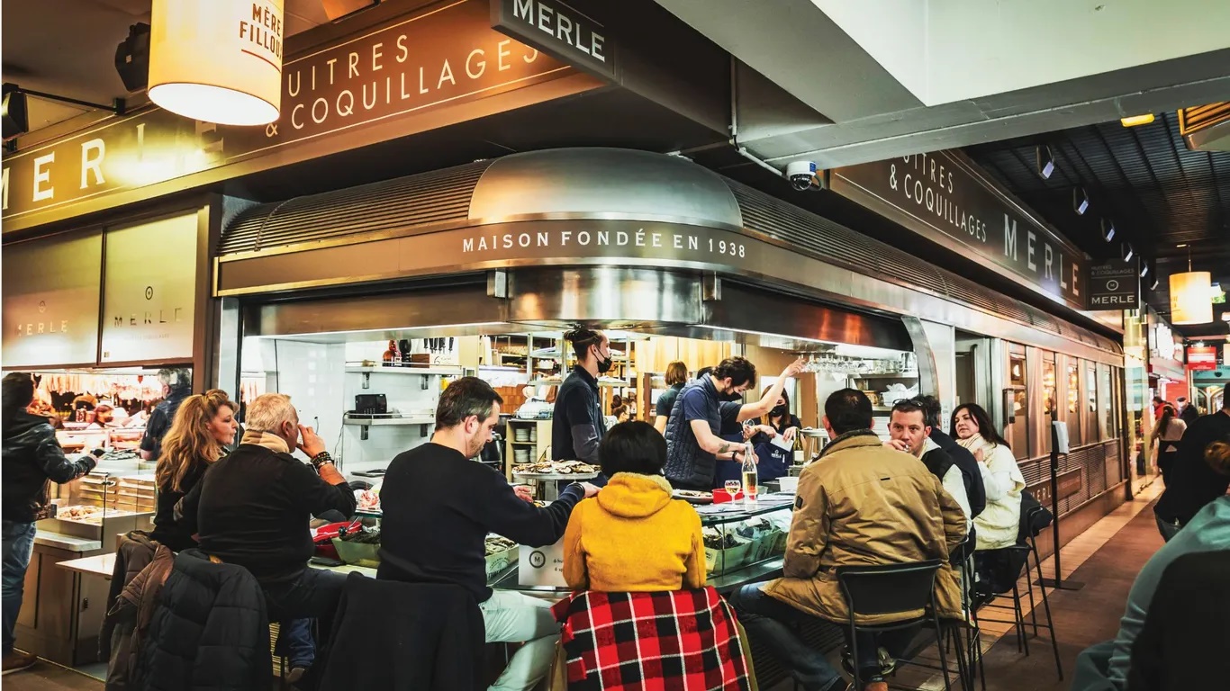 Halles De Lyon Paul Bocuse ở Lyon, Pháp. Được đặt theo tên người đầu bếp huyền thoại người Pháp Paul Bocuse, khu chợ trong nhà này có 60 gian hàng bán bánh mì nướng, pho mát, bánh ngọt, hải sản tươi, ốc sên, nấm cục trắng, rượu vang. Lyon được coi là thủ đô ẩm thực của Pháp, cho nên đừng bỏ qua chợ Halles De Lyon Paul Bocuse cao cấp này.
