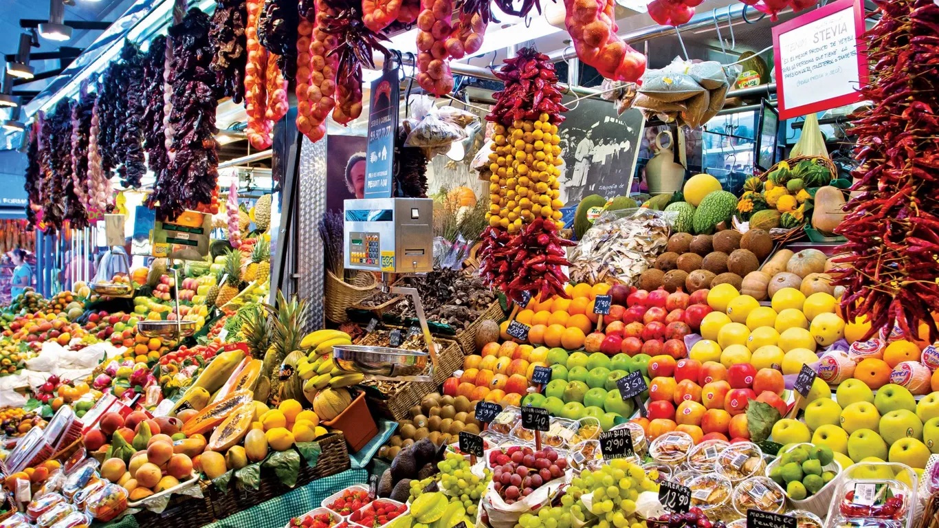 Mercat De La Boqueria ở Barcelona, Tây Ban Nha. Thường được gọi là La Boqueria, chợ có hơn 200 quầy hàng bán các loại thịt xông khói, phô mai, ớt chuông, dầu olives, bánh tortilla, rượu sangria, hàng thủ công mỹ nghệ.. Nằm trên phố La Rambla ở Barcelona, chợ có từ những năm 1800 và là một trong những khu chợ lâu đời nhất của Tây Ban Nha.