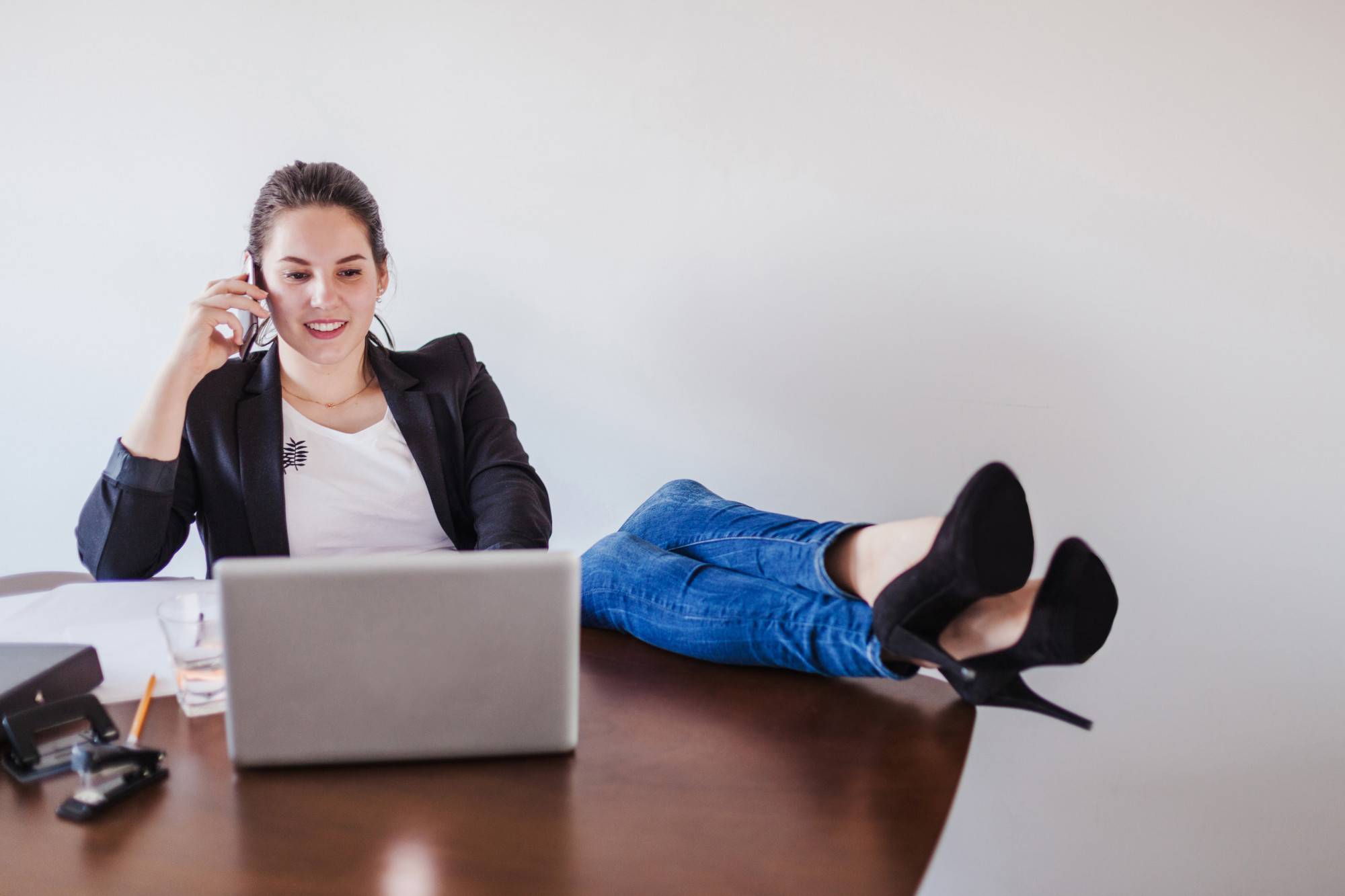 Gen Z không có thói quen chào hỏi nơi môi trường công sở - Ảnh minh họa: Freepik