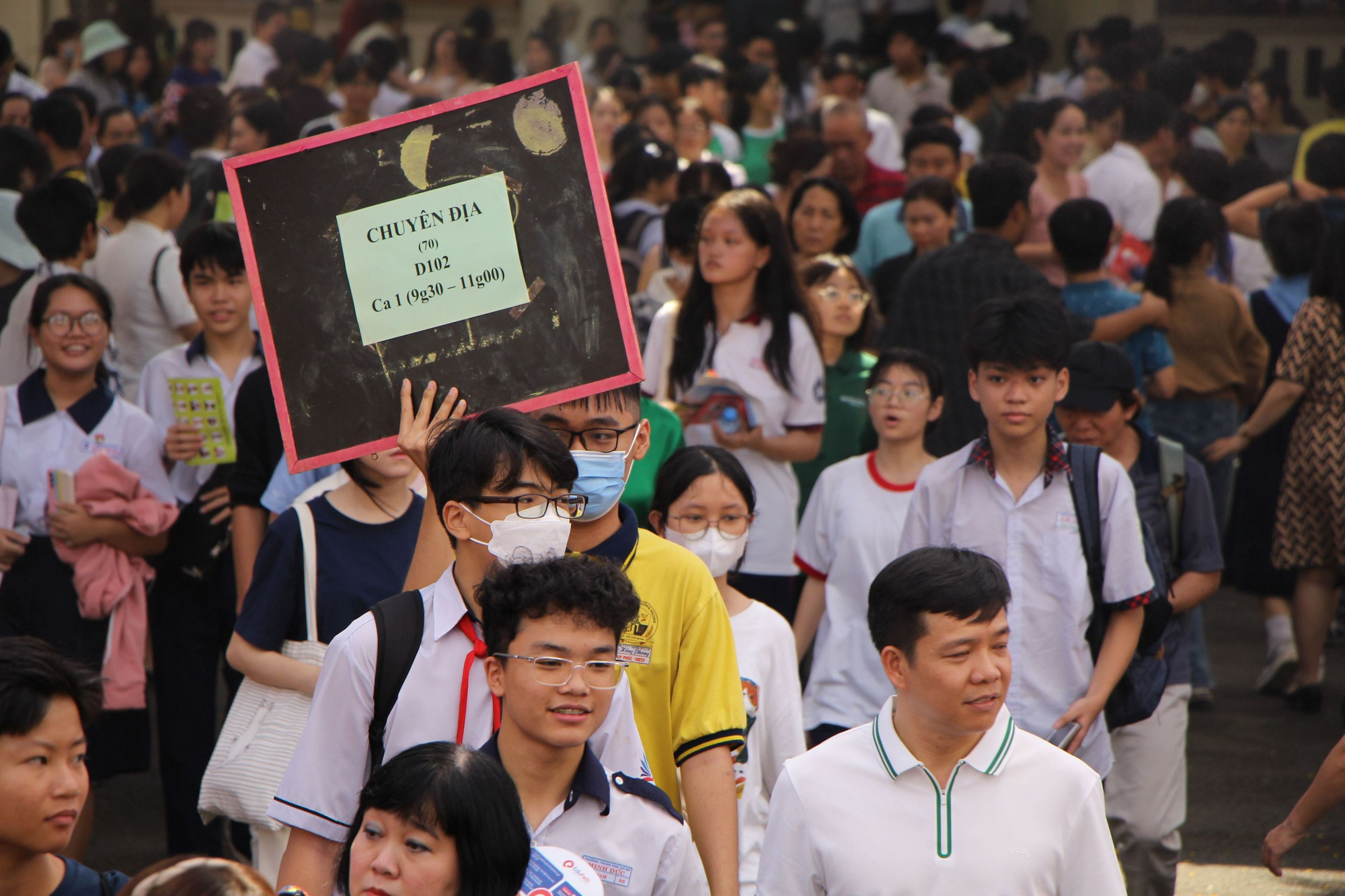 Học sinh khối 9 tìm hiểu về Trường THPT chuyên Lê Hồng Phong, TPHCM. Ảnh: Quốc Trung