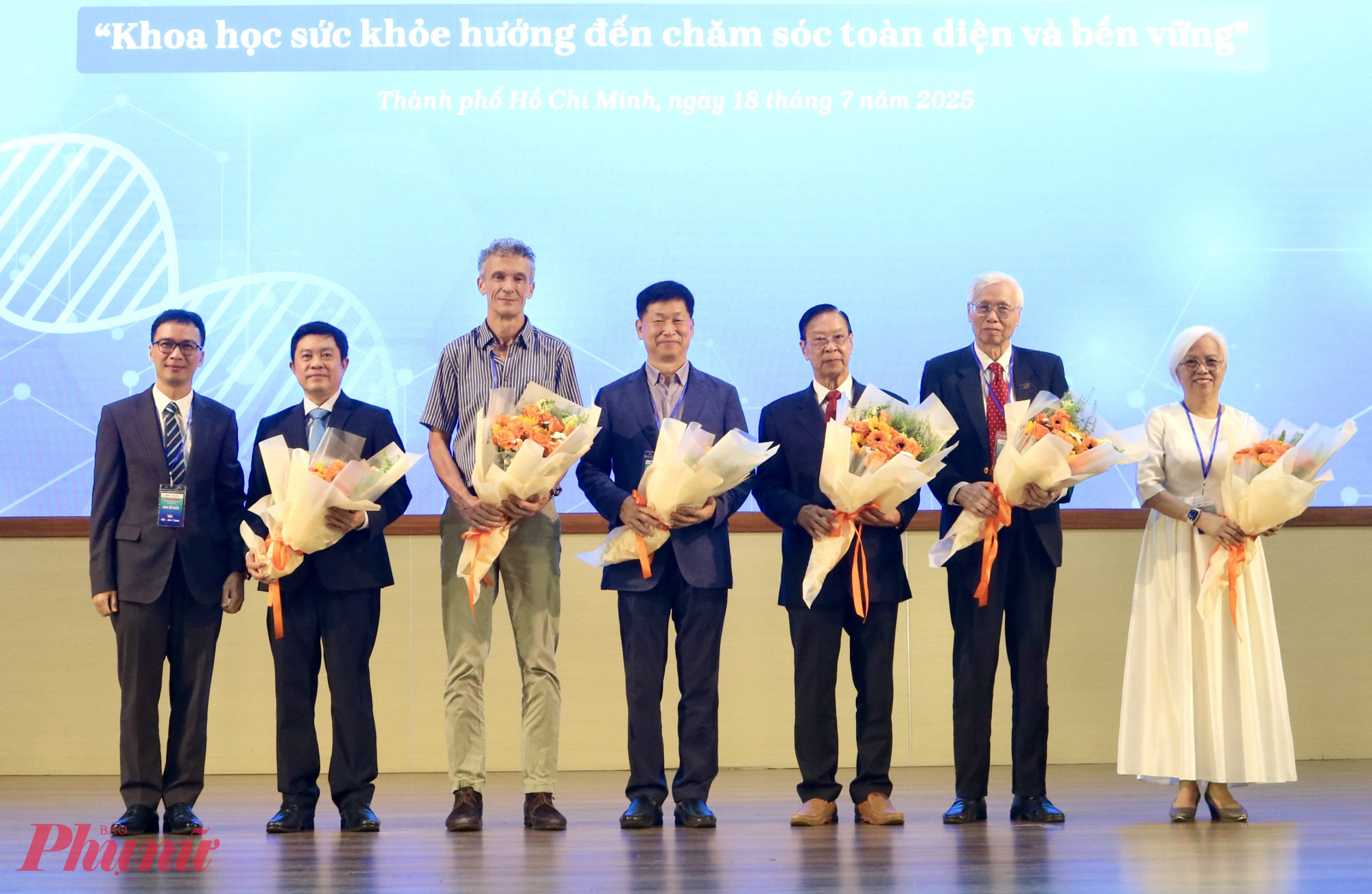 chuyên gia và cán bộ y tế trong nước và quốc tế tham dự hội nghị bàn về khoa học sức khỏe - Ảnh: Nguyễn Loan