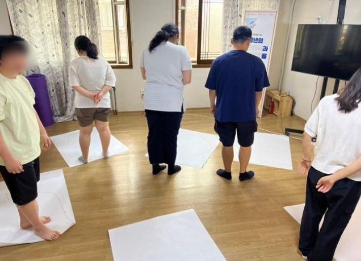 Nhiều người cố gắng trở lại xã hội bằng cách tham gia các nhóm, hội đoàn