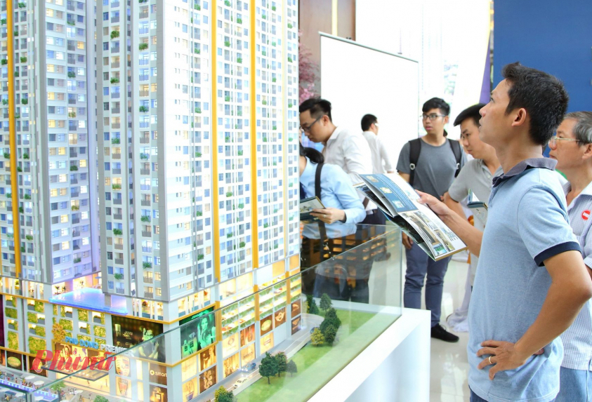 Người dân đang xem mô hình một dự án bất động sản ở TPHCM