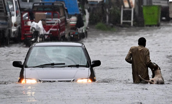 Mưa lớn khiến nhiều người Pakistan thiệt mạng, trong đó có nhiều trẻ e,
