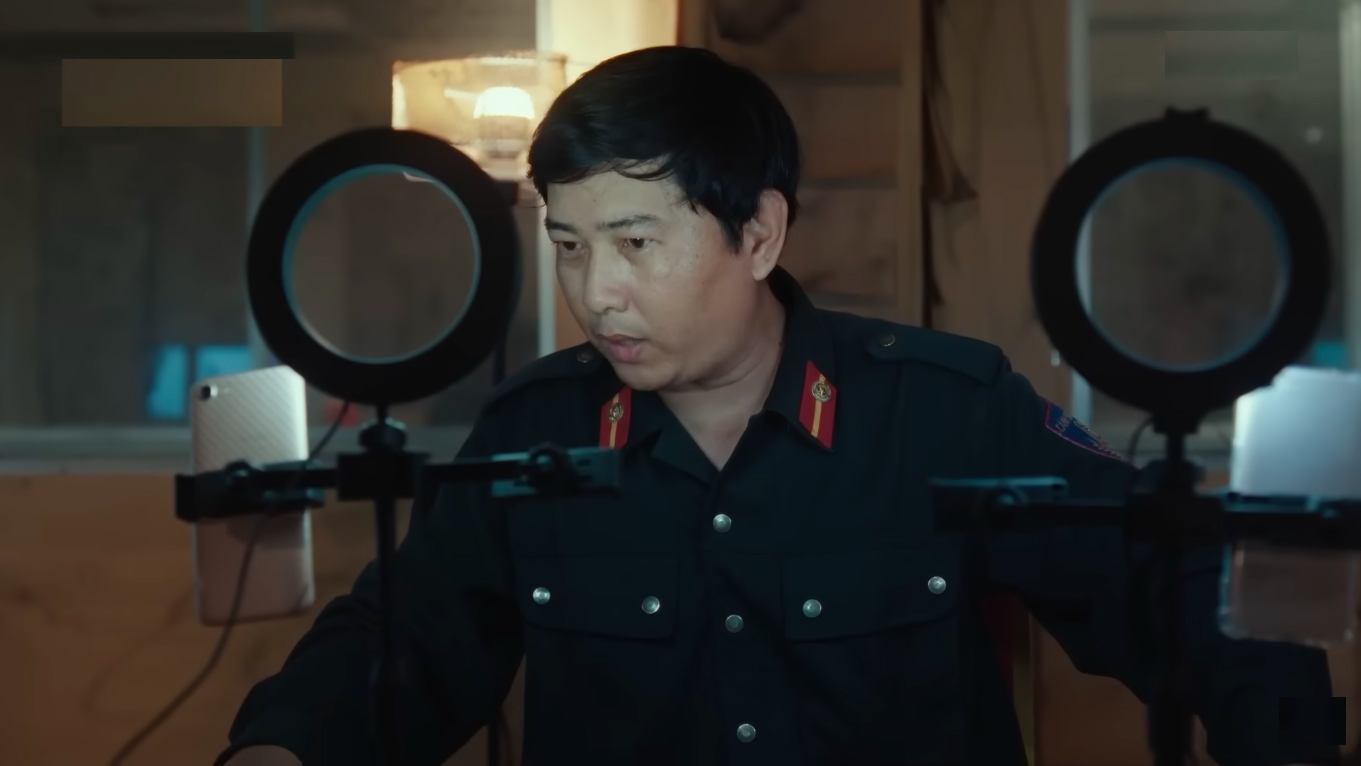 Một cảnh trong phim. Giả danh công an lừa đảo trực tuyến trên phim. Ảnh chụp màn hình.