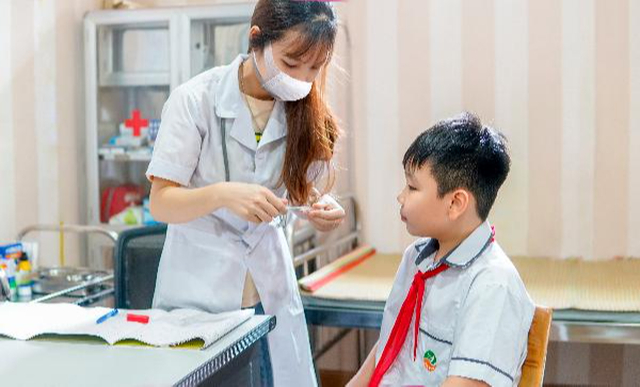 Nhân viên y tế trường học phải được đào tạo về chuyên môn, nghiệp vụ, ảnh minh họa internet