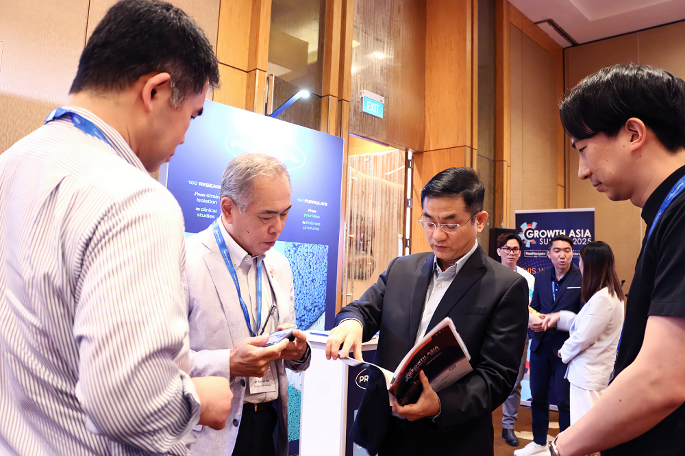 Ông Nguyễn Quang Trí - Giám đốc Điều hành marketing Vinamilk (thứ 2 từ phải sang) - chia sẻ về đột phá 6 HMO với các khách mời tại Diễn đàn Phát triển châu Á 2025 - Ảnh: Hồng Nhân