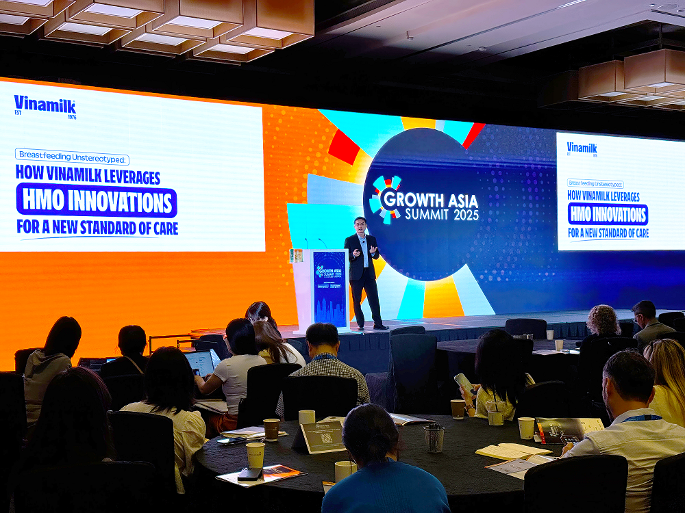 Đại diện Vinamilk, ông Nguyễn Quang Trí - Giám đốc Điều hành marketing - chia sẻ về đột phá 6 HMO trong sản phẩm sữa bột trẻ em Vinamilk tại diễn đàn lớn nhất châu Á về cơ hội phát triển trong ngành thực phẩm, đồ uống và dinh dưỡng - Ảnh: Hồng Nhân