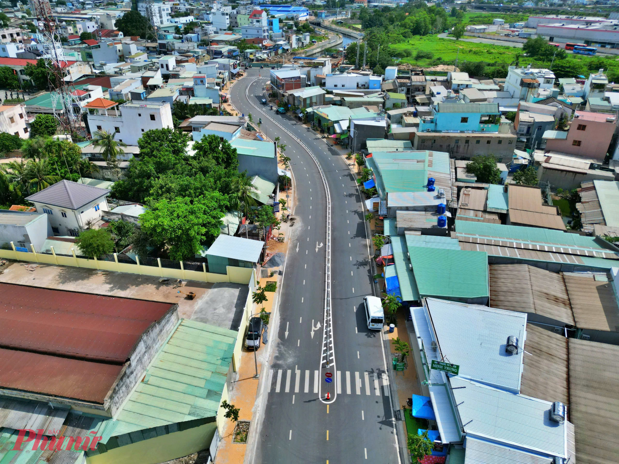 Nhiều hạng mục đã hoàn thành và đưa vào sử dụng, đặc biệt là đoạn đường dài hơn 1 km thuộc tuyến cống hộp. Tuyến đường đã được trải nhựa, có vỉa hè rộng thoáng, cây xanh được trồng dọc hai bên, tạo mỹ quan đô thị và không gian sinh hoạt lành mạnh cho người dân. Việc hoàn thiện tuyến đường này không chỉ giúp phương tiện lưu thông dễ dàng mà còn cải thiện kết nối hạ tầng giữa các khu vực.