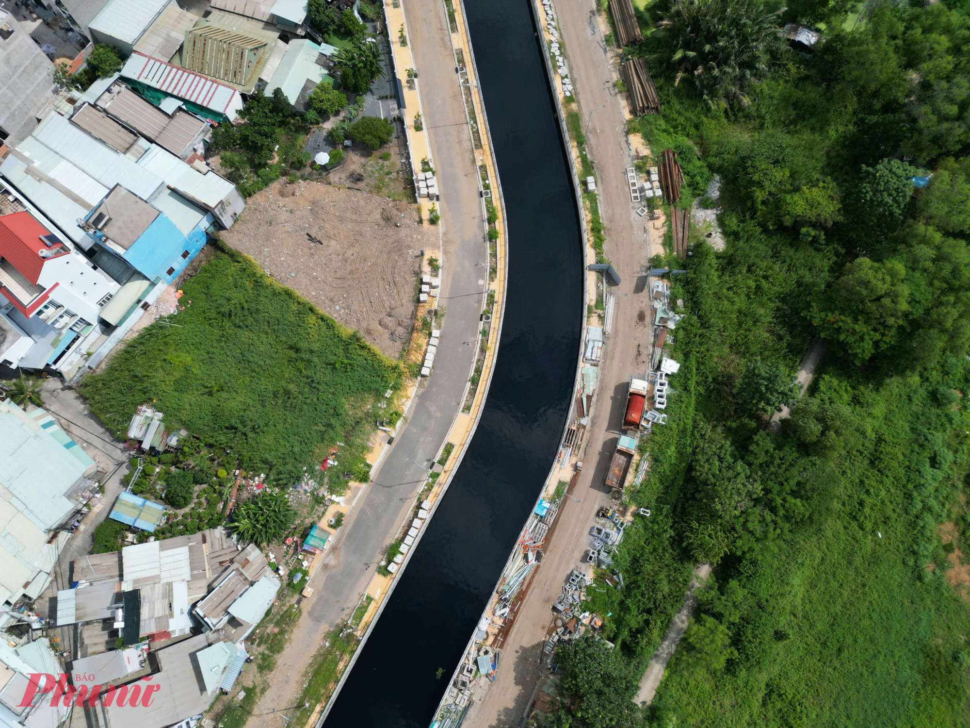 Đoạn kênh hở dài 235 m đã cơ bản được thi công xong, gồm các hạng mục như bờ kè, lòng kênh, hệ thống thoát nước, vỉa hè và đường giao thông hai bên rạch.
